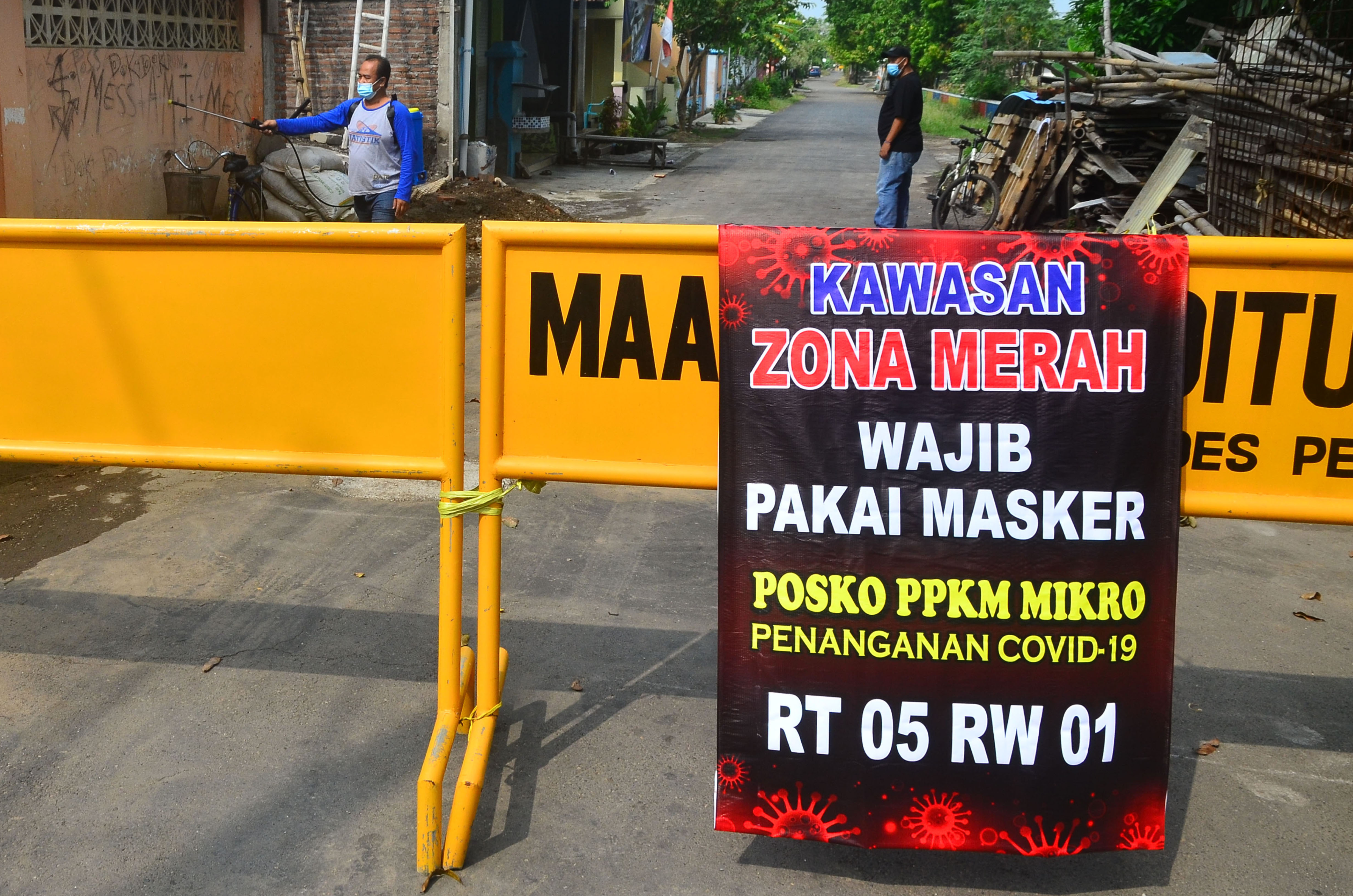 Pemberlakuan Pembatasan Kegiatan Masyarakat (PPKM) skala mikro untuk mencegah penularan COVID-19.