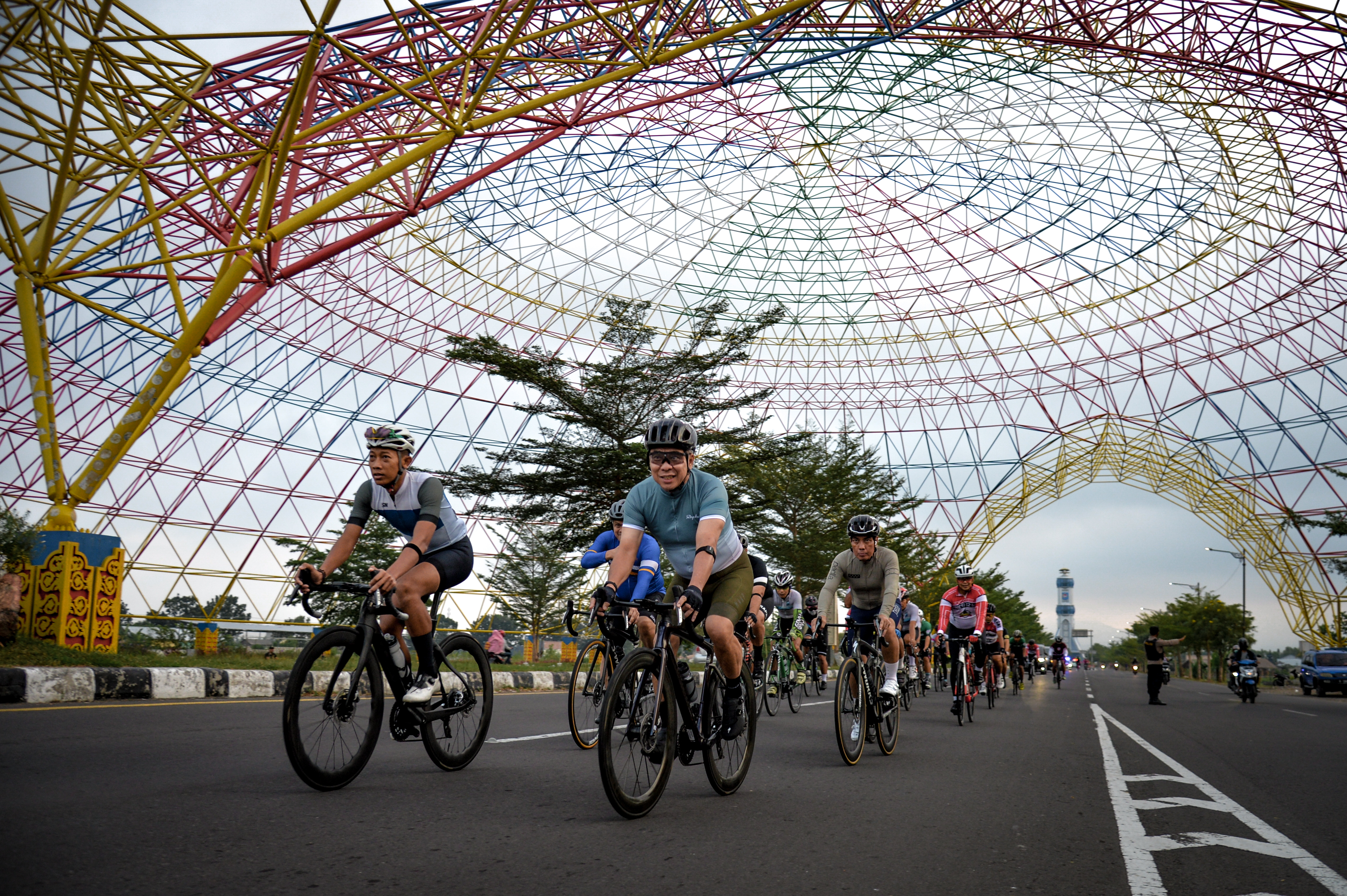 Komunitas sepeda Partai NasDem menggelar Gowes Nusantara di Pulau Lombok, sambil melihat pembangunan destinasi Mandalika.