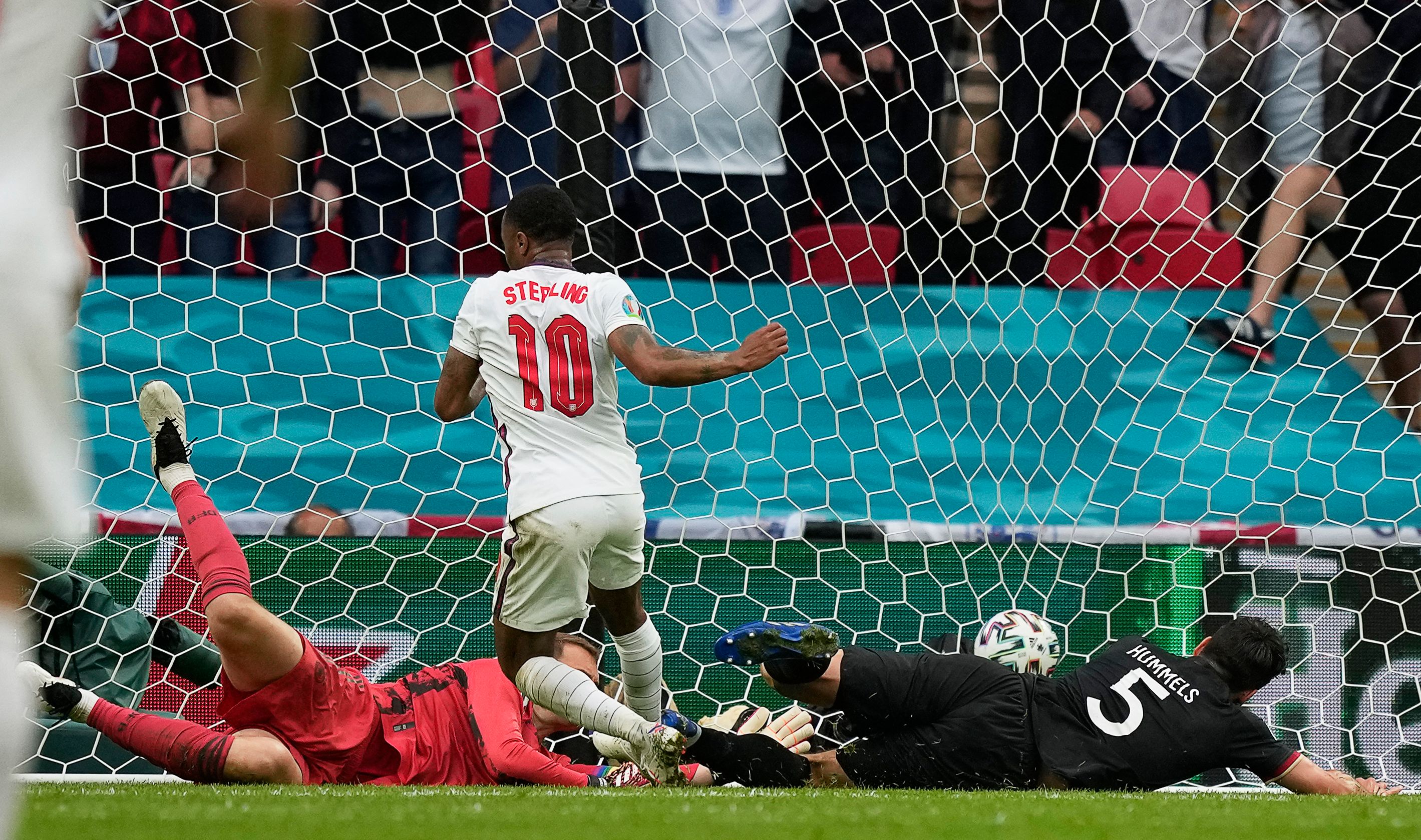 Peneyrang Inggris Raheem Sterling mencetak gol ke gawang Jerman di laga 16 besar Piala Eropa.