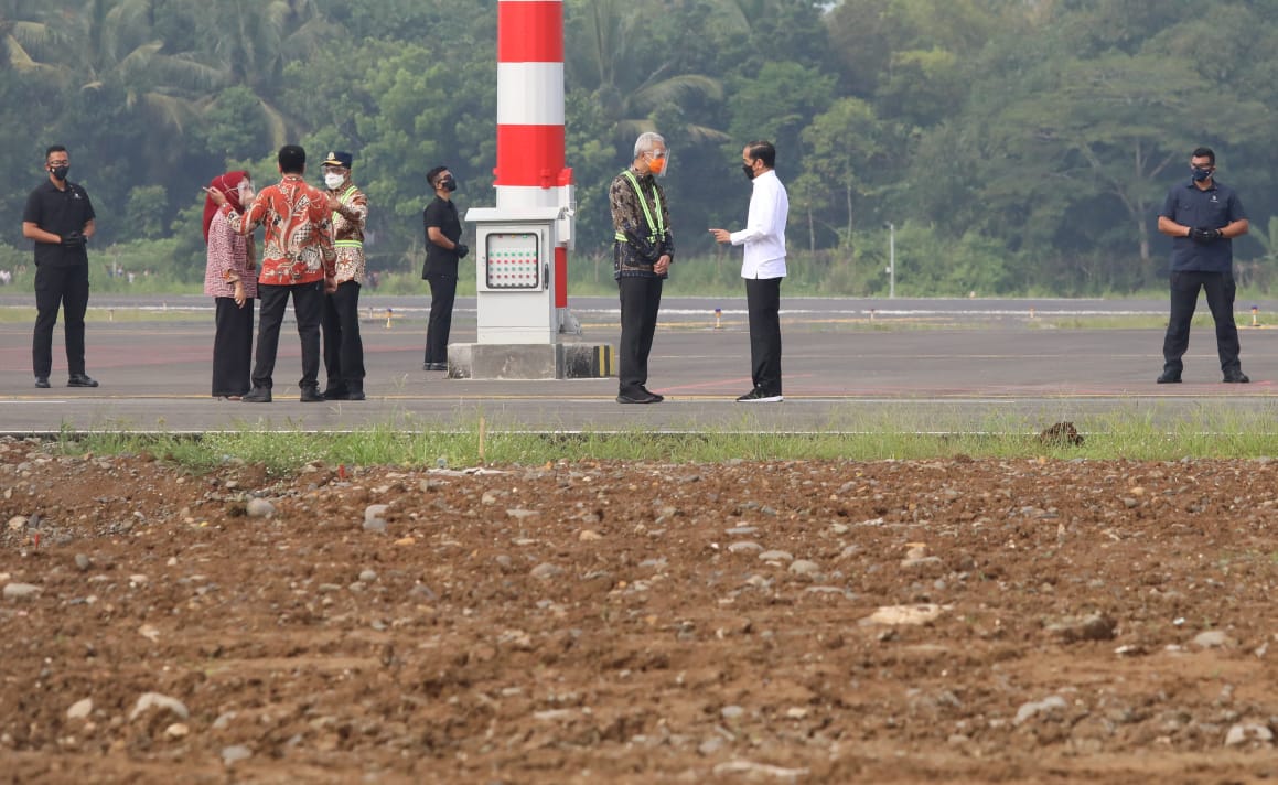Saat tiba di Bandara Jenderal Soedirman, Jumat (11/6), Presiden Jokowi langsung disambut Gubernur Jawa Tengah Ganjar Pranowo. 