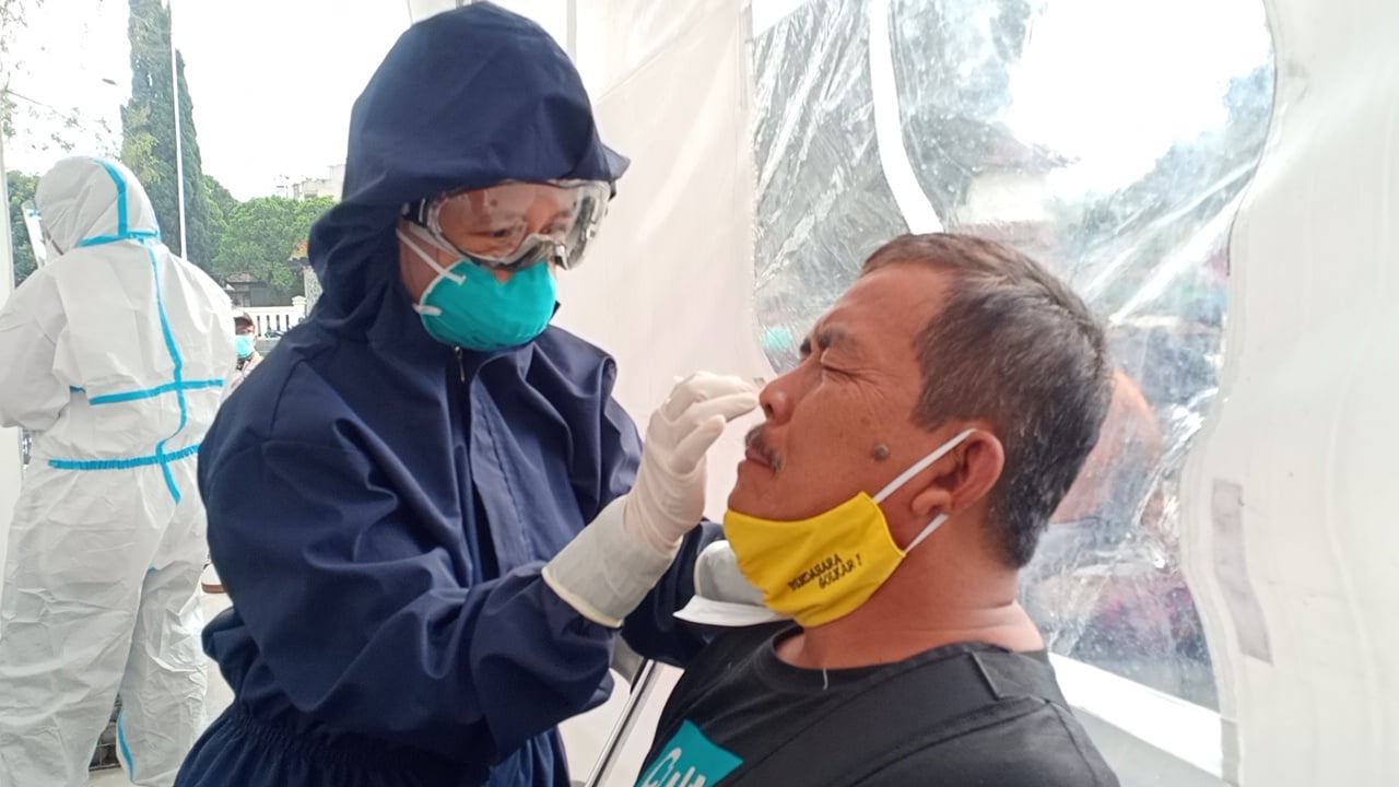 Seorang warga mengikuti tes cepat antigen massal di Alun-alun Lembang, Kabupaten Bandung Barat, (9/6)