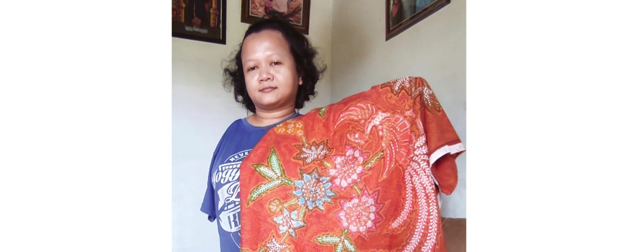 Ayu Tri Handayani memperlihatkan batik buatan dia di rumahnya di Solo, Jawa Tengah, pekan lalu.