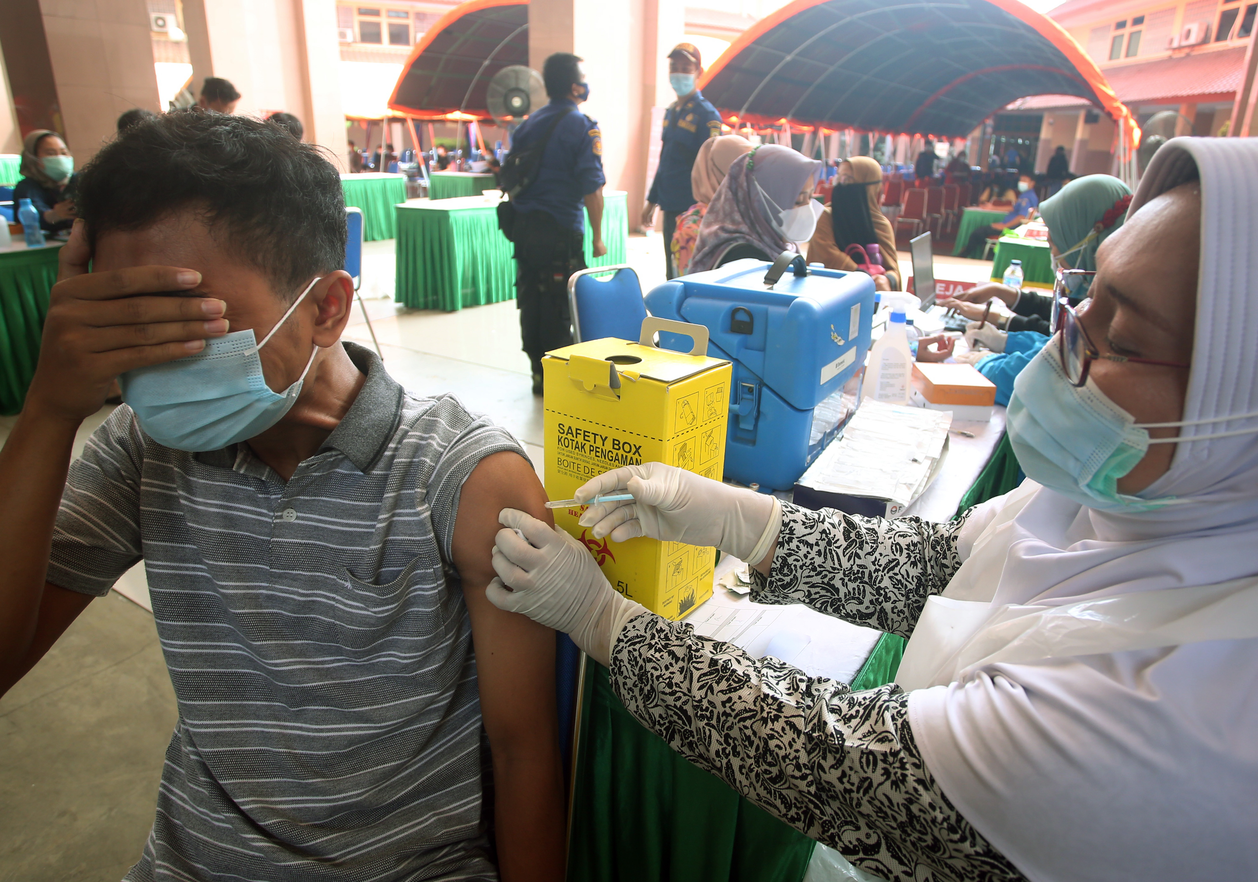 Presiden Tinjau Pelaksanaan Perdana Satu Juta Vaksinasi per Hari