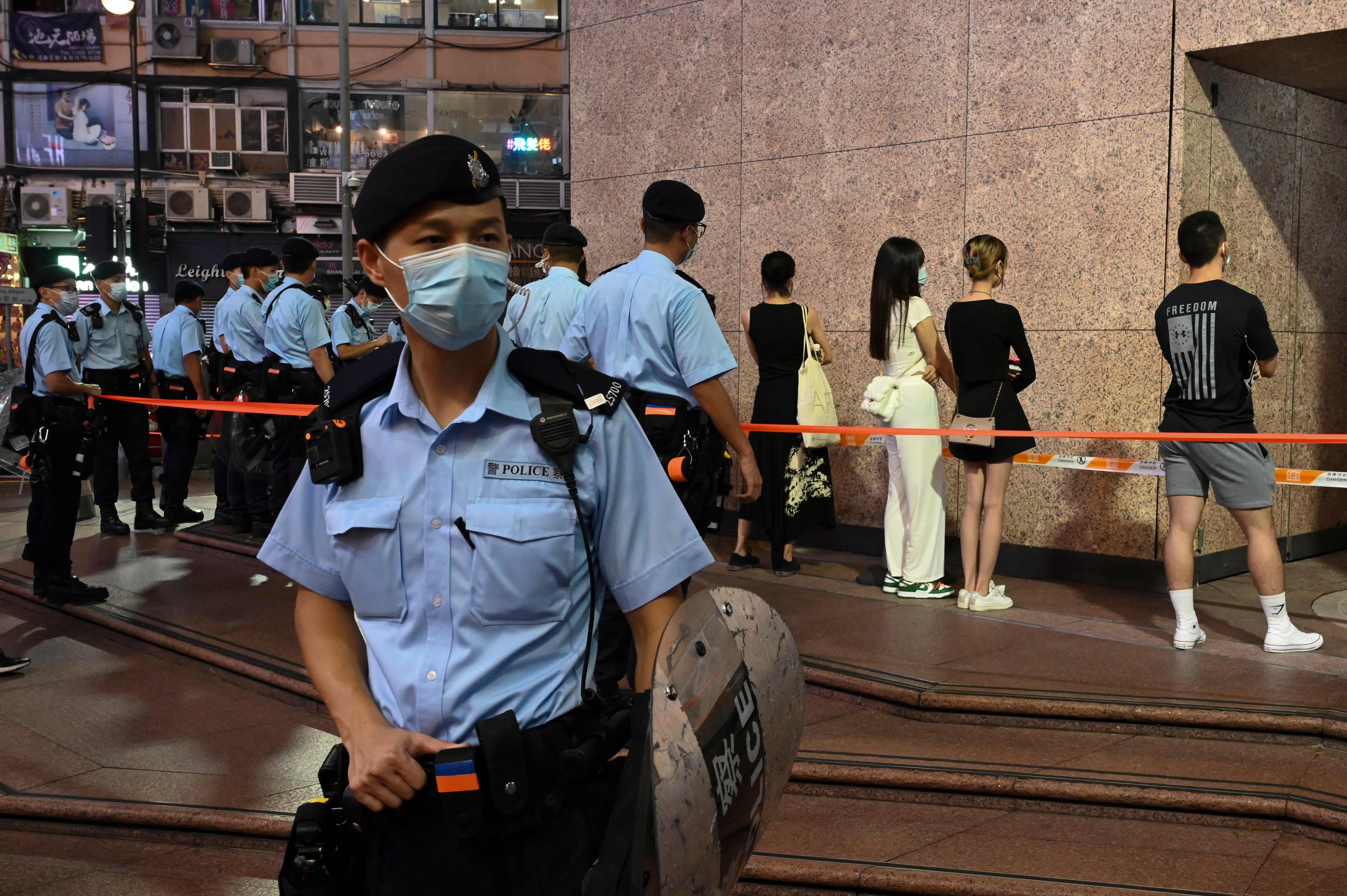 Sejumlah warga yang memperingati insiden berdarah Tiananmen ditangkap polisi Hong Hong di dekat Victoria Park, Hong Kong, Jumat (4/6).  