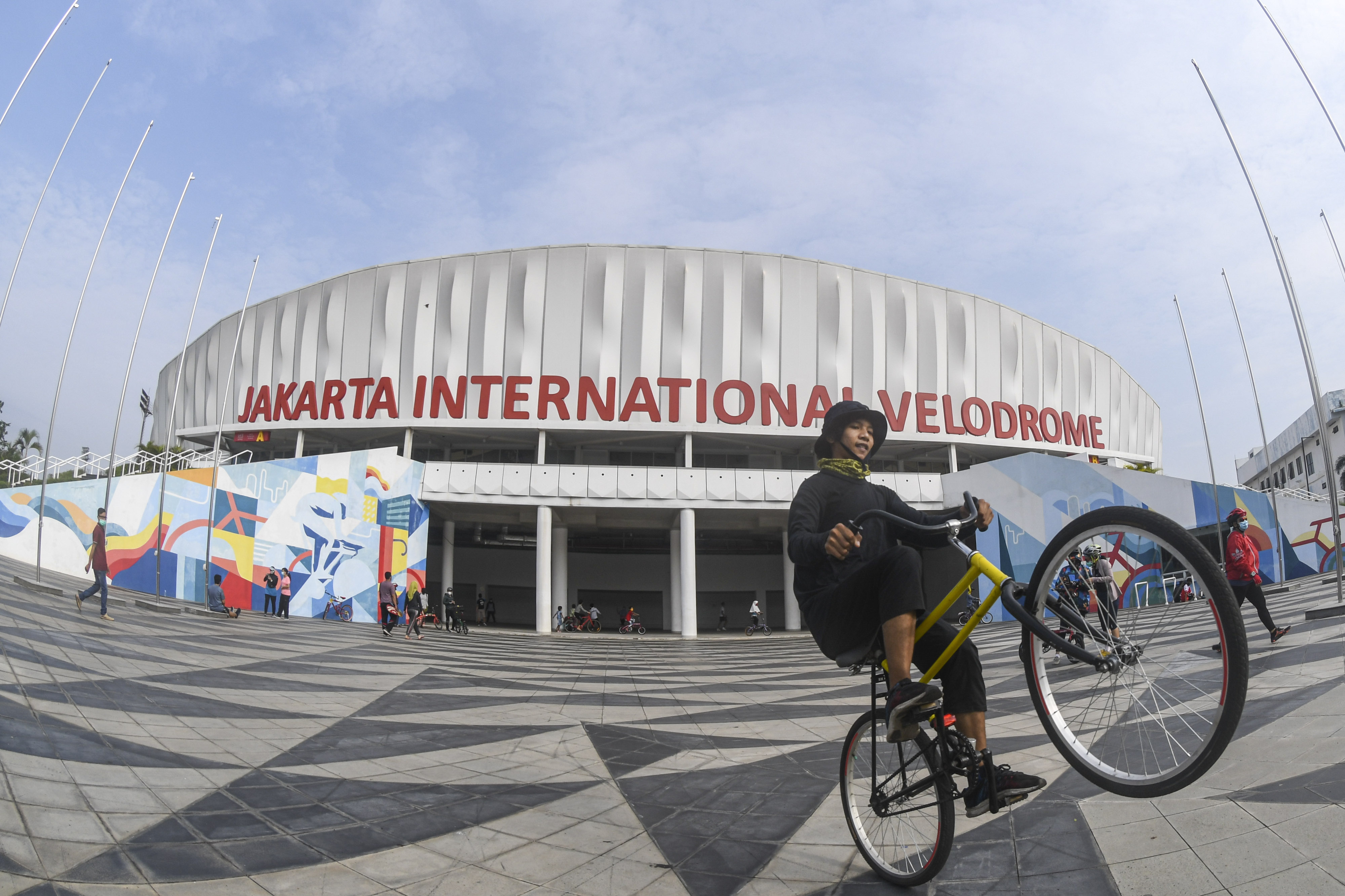 Warga Ibu Kota saat bersepeda di Jakarta International Velodrome.