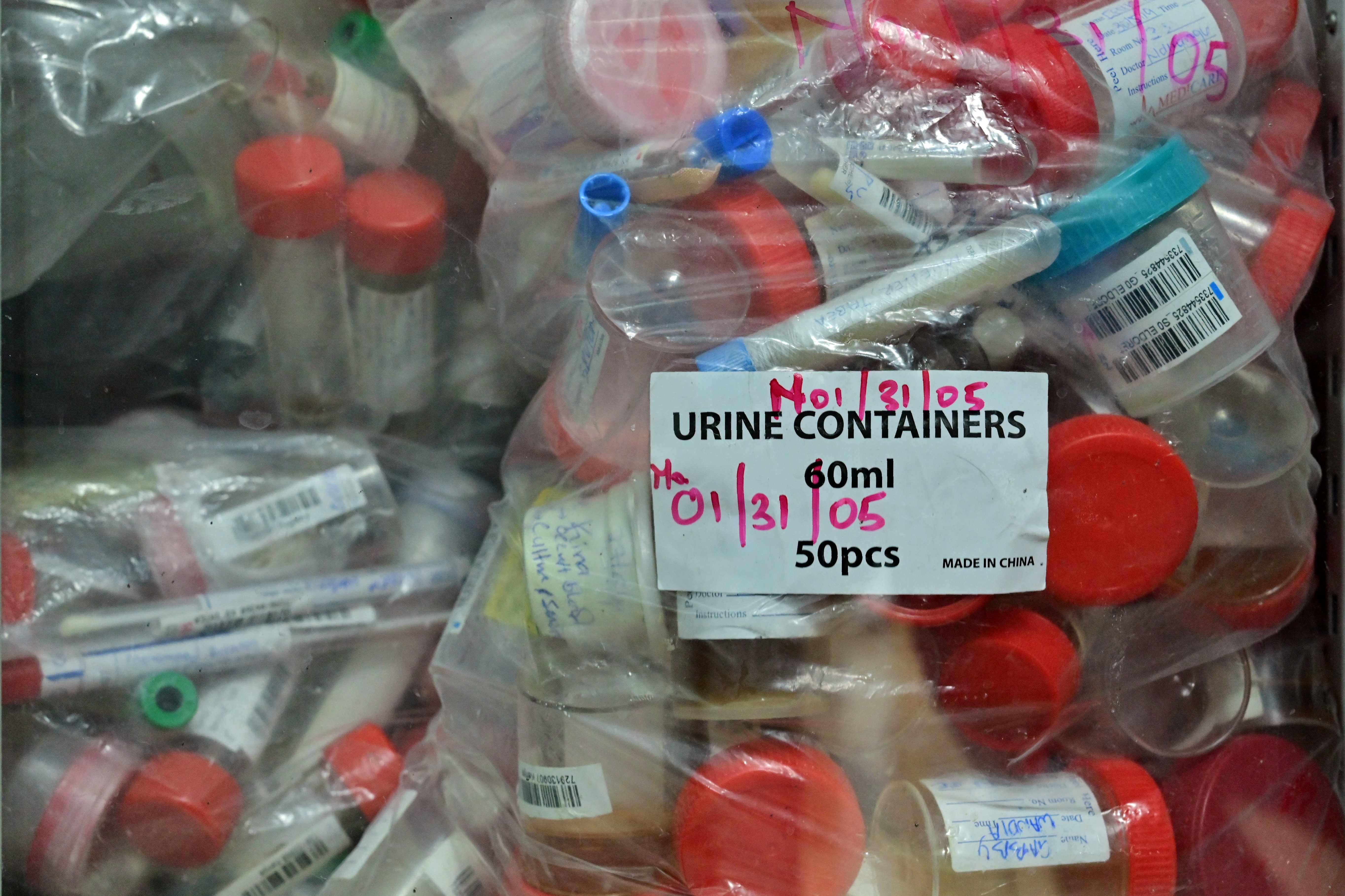 Laboran di Nairobi, Kenya memperlihatkan sampel urine para pelari yang melakukan tes doping.
