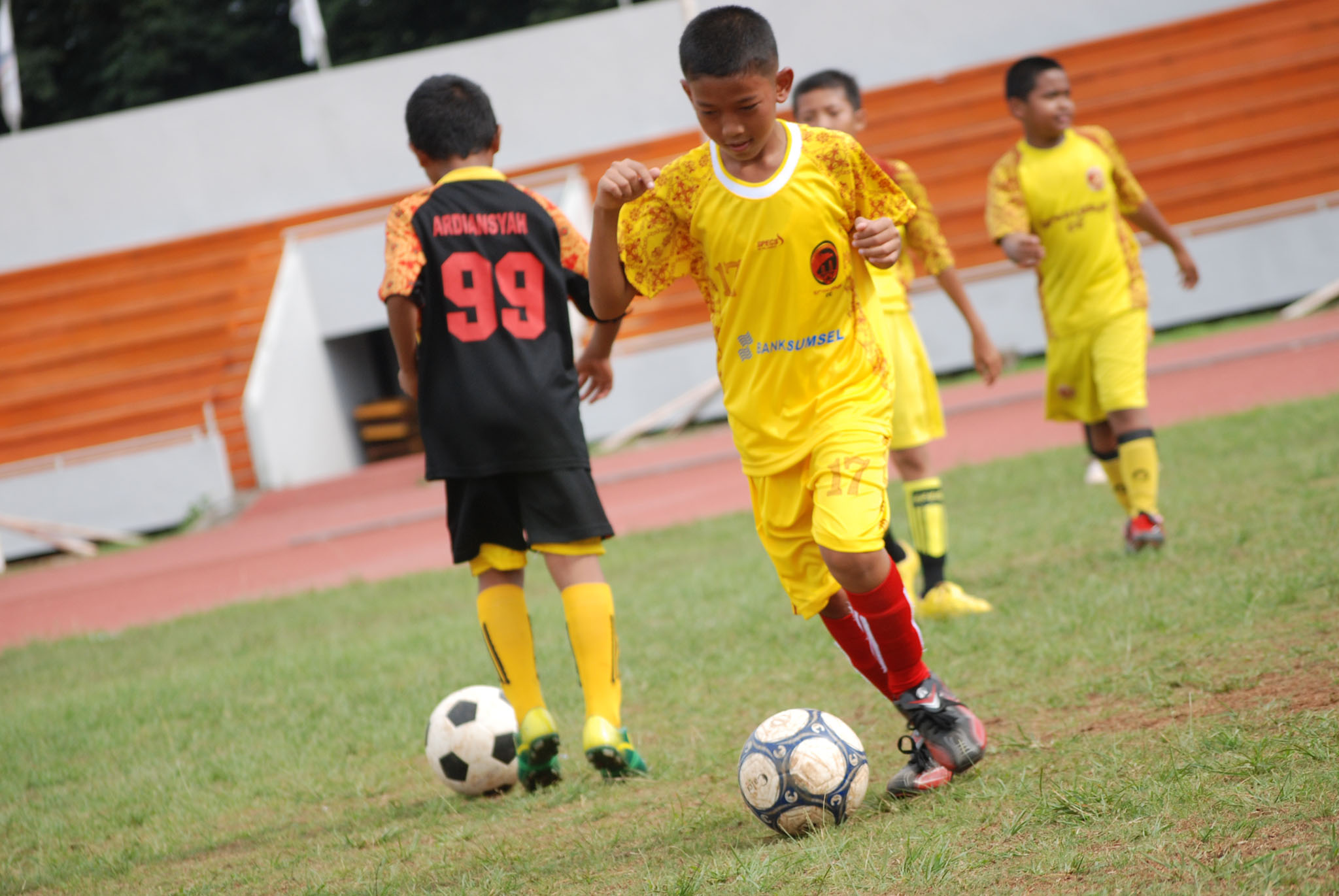 Anak-anak berlatih sepak bola