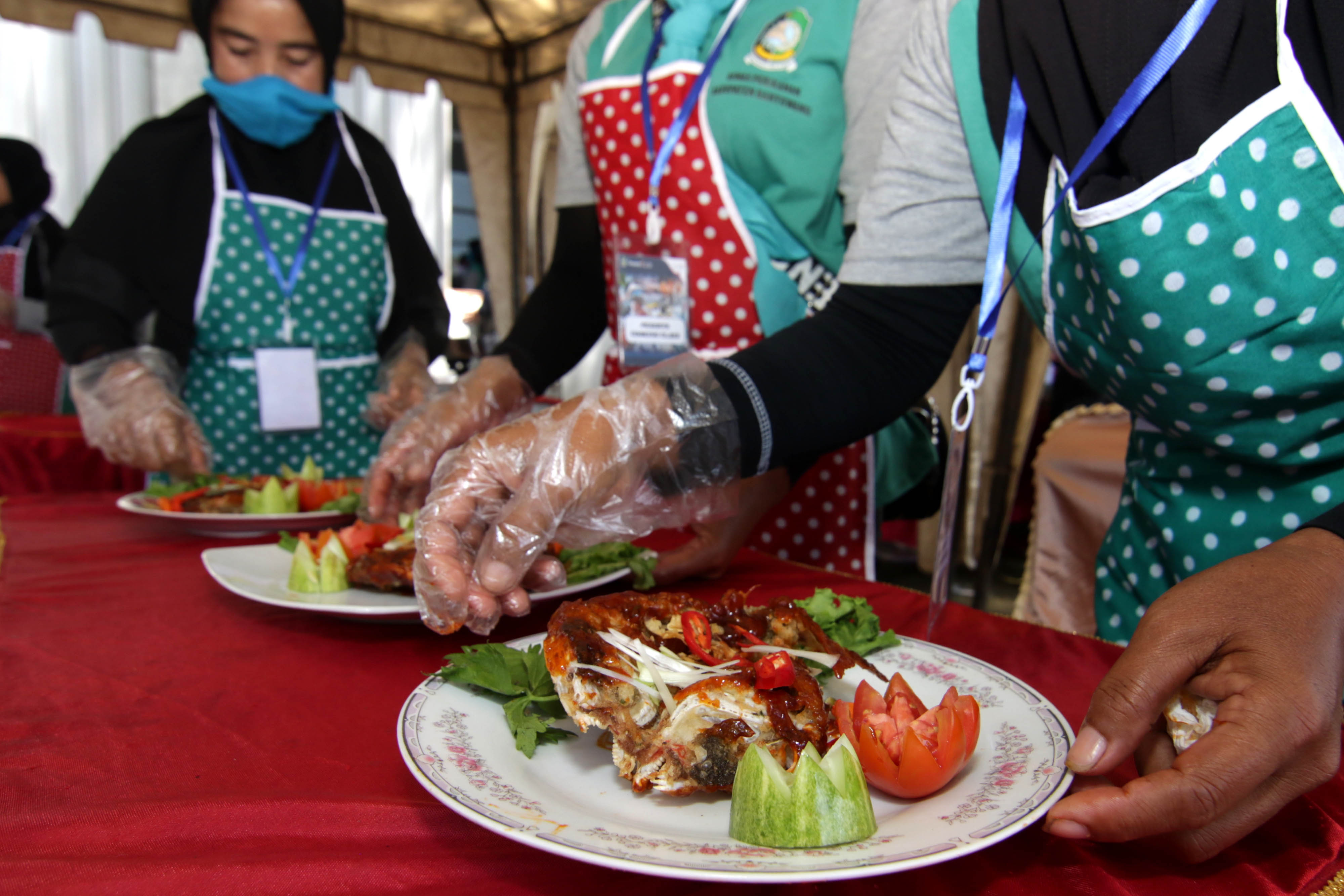 Warga mengikuti kelas memasak.