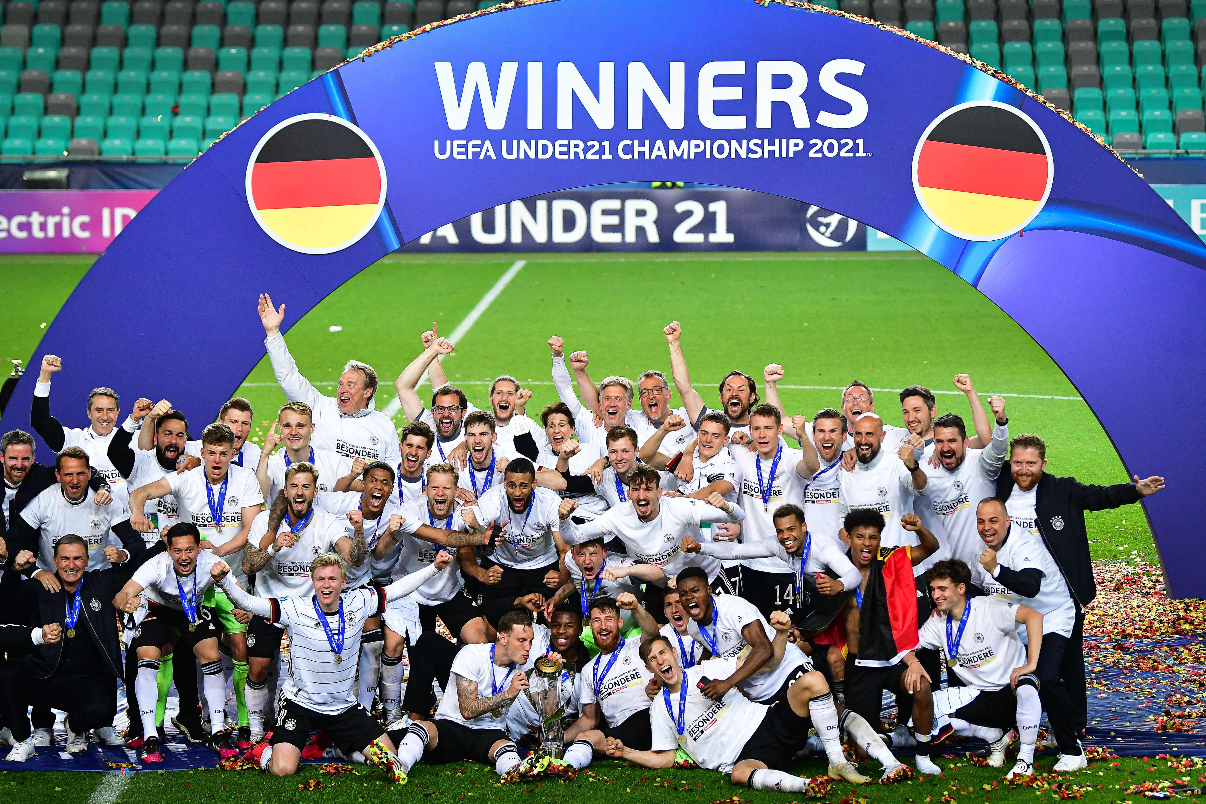 Para pemain Jerman melakukan selebrasi usai menjadi juara Piala Eropa U-21