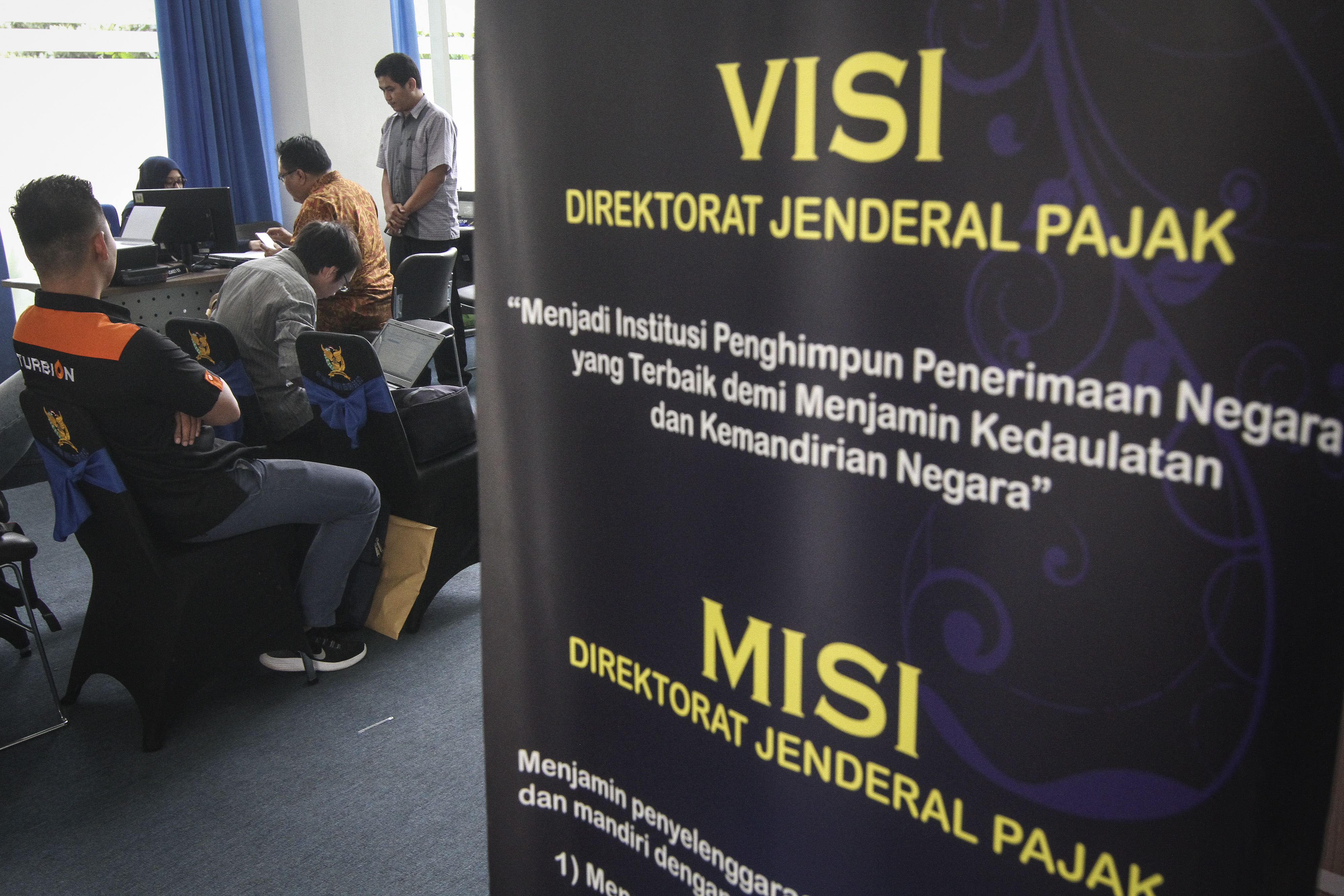 Aktivitas wajib pajak saat menyampaikan laporan di Kantor Pajak Pratama (KPP) Sudirman, Jakarta.