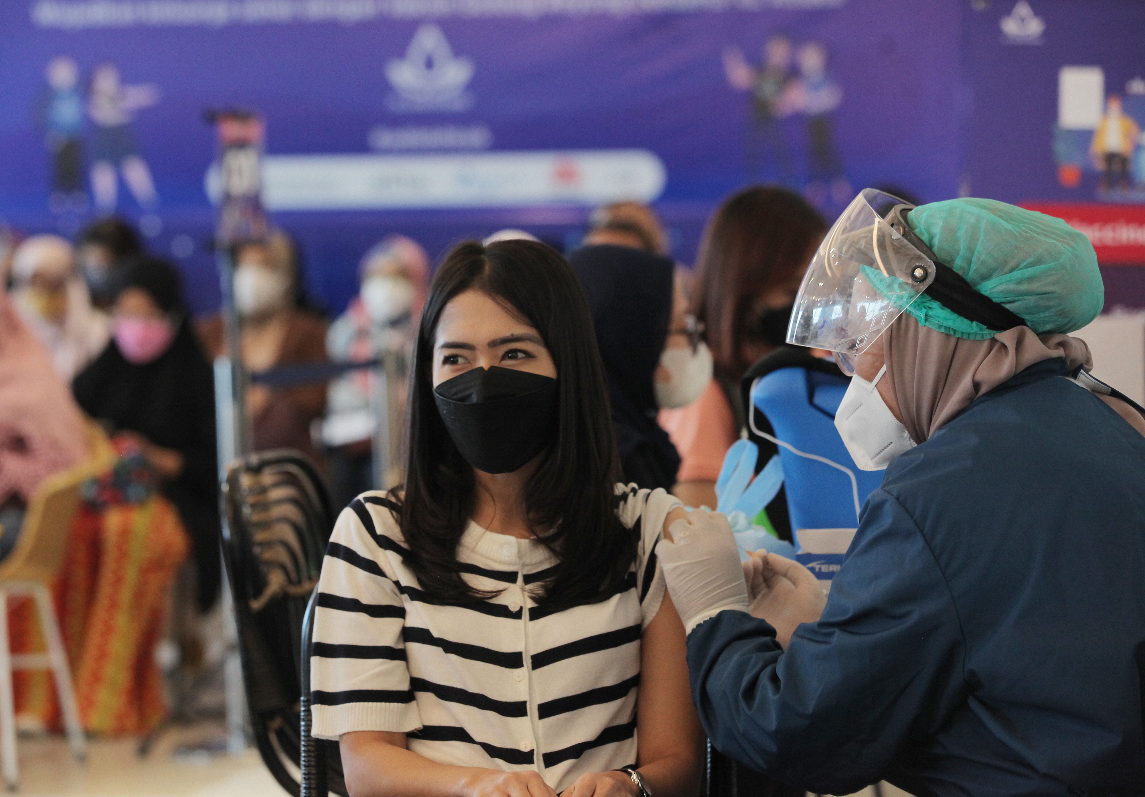 Karyawan mendapatkan vaksin COVID-19 dalam acara Program Vaksinasi Gotong Royong untuk karyawan dan keluarganya.