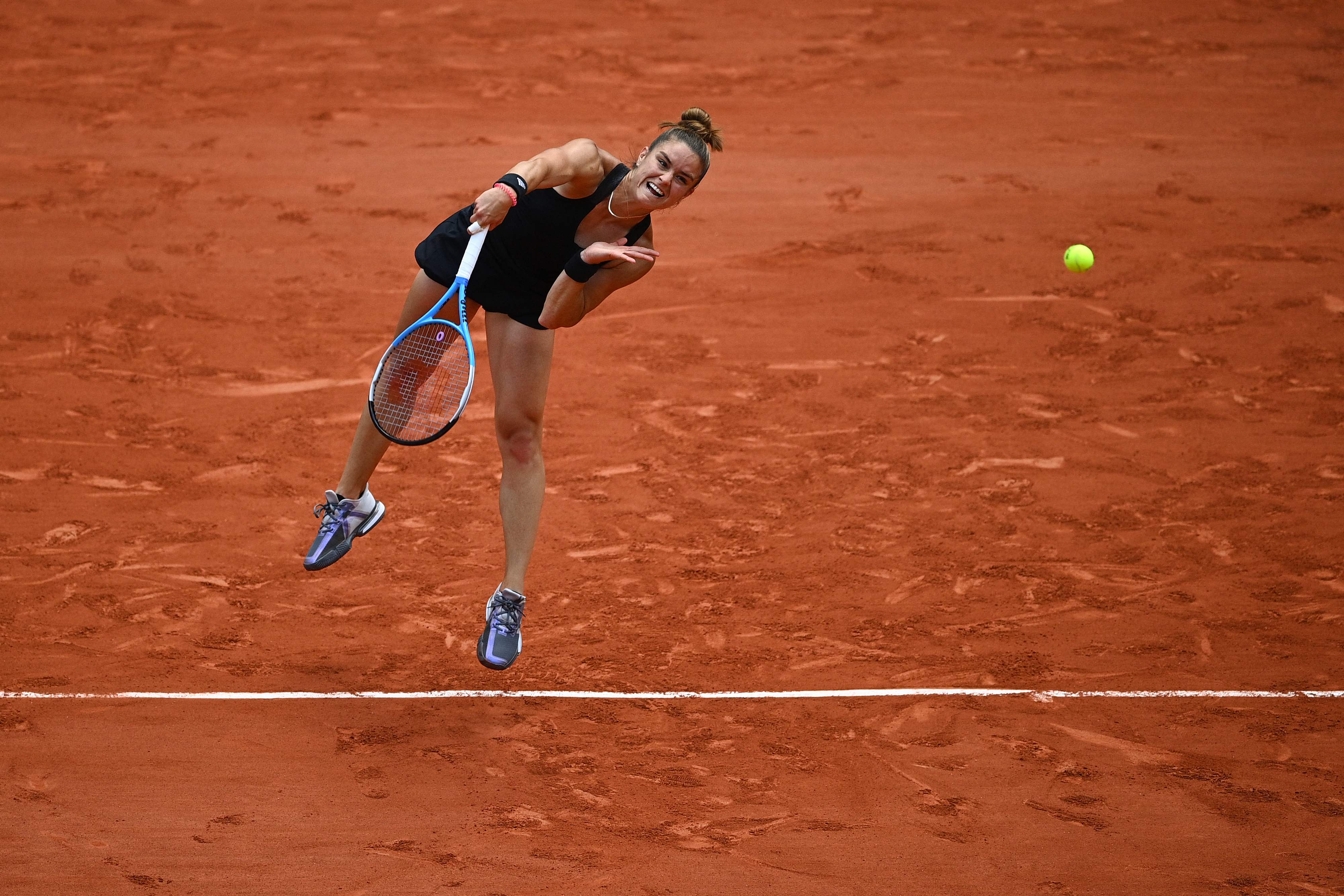 Petenis muda Yunani Maria Sakkari membuat kejutan dengan mengalahkan juara bertahan di Prancis Terbuka 2021.