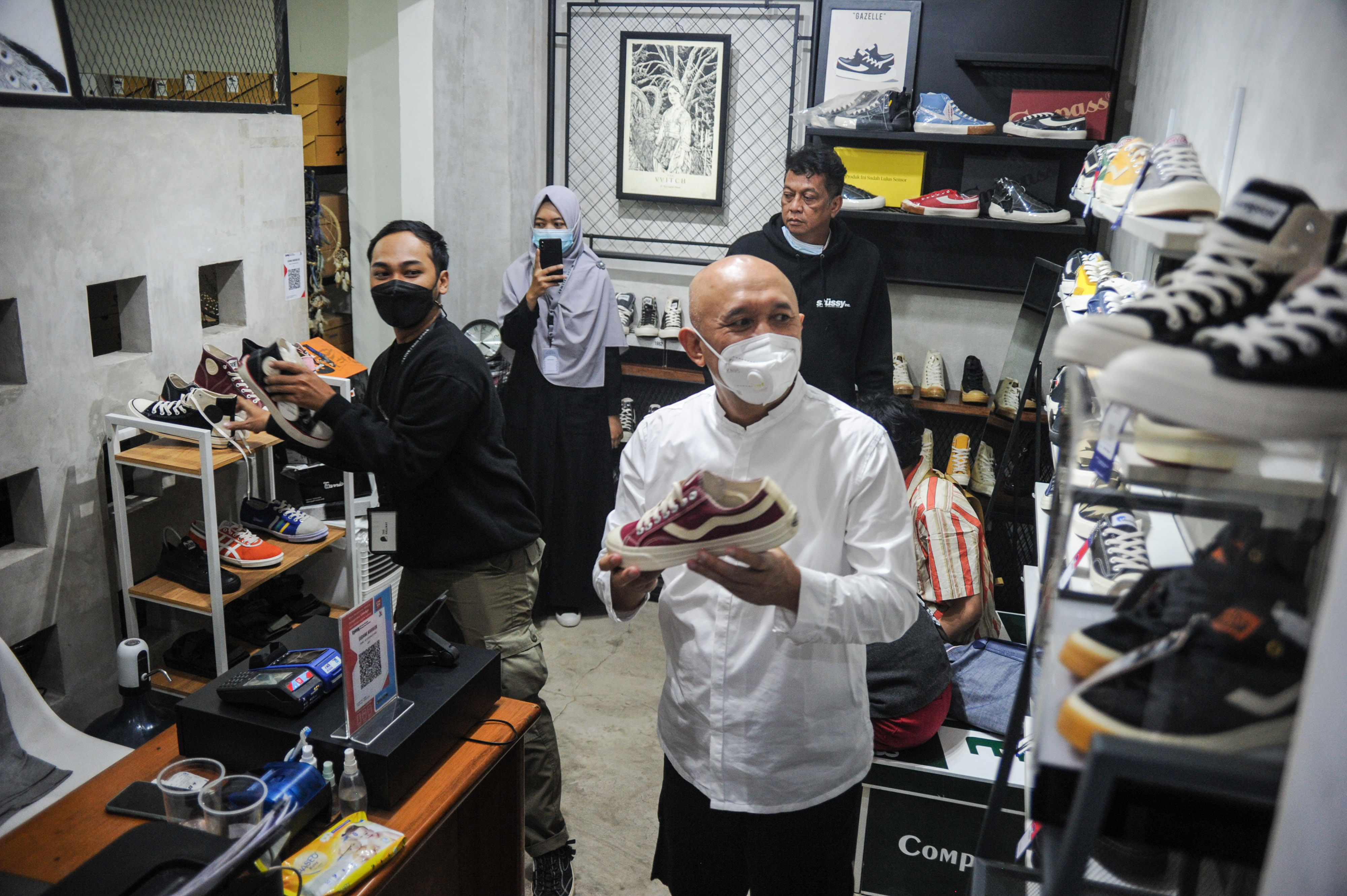 Menteri Koperasi dan UKM Teten Masduki melihat salah satu produk UKM. 