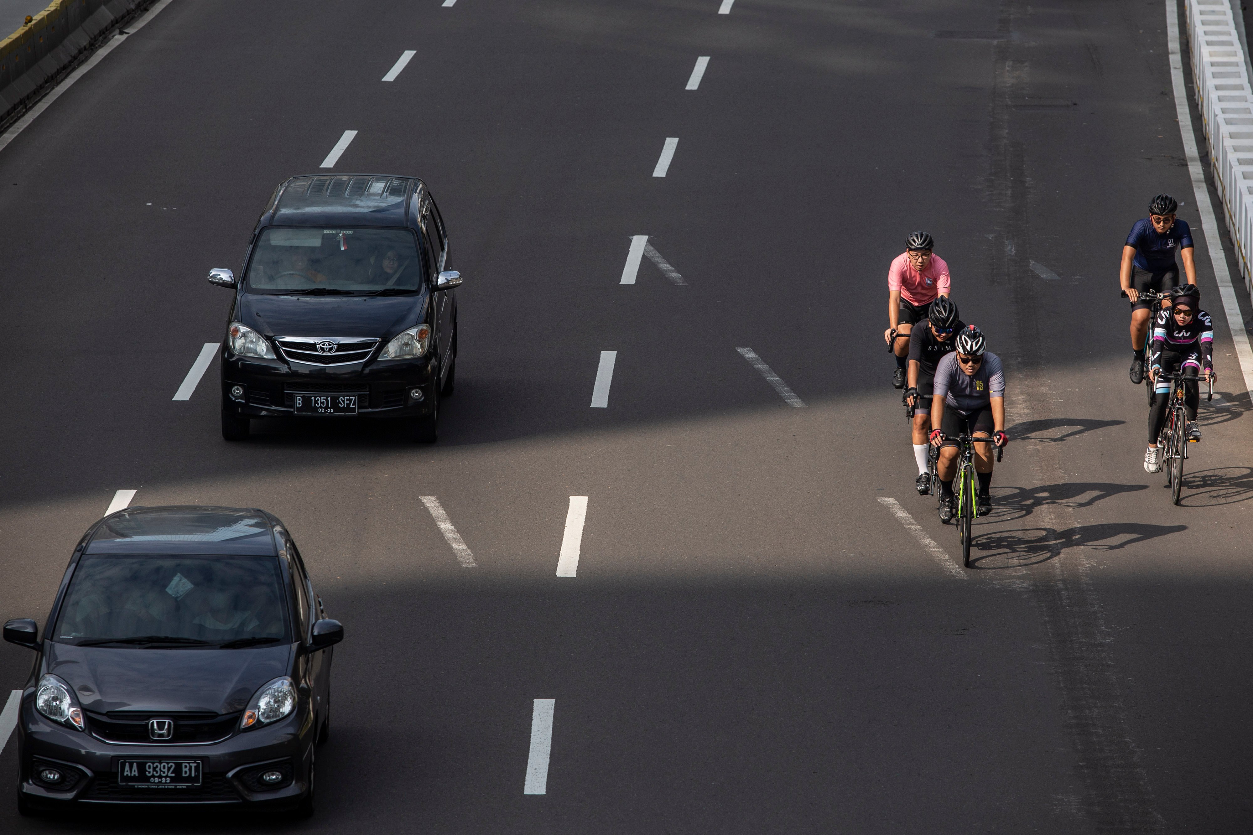 Pesepeda atau road bike melintasi di Jalan Jenderal Sudirman, Jakarta, Minggu (30/5).
