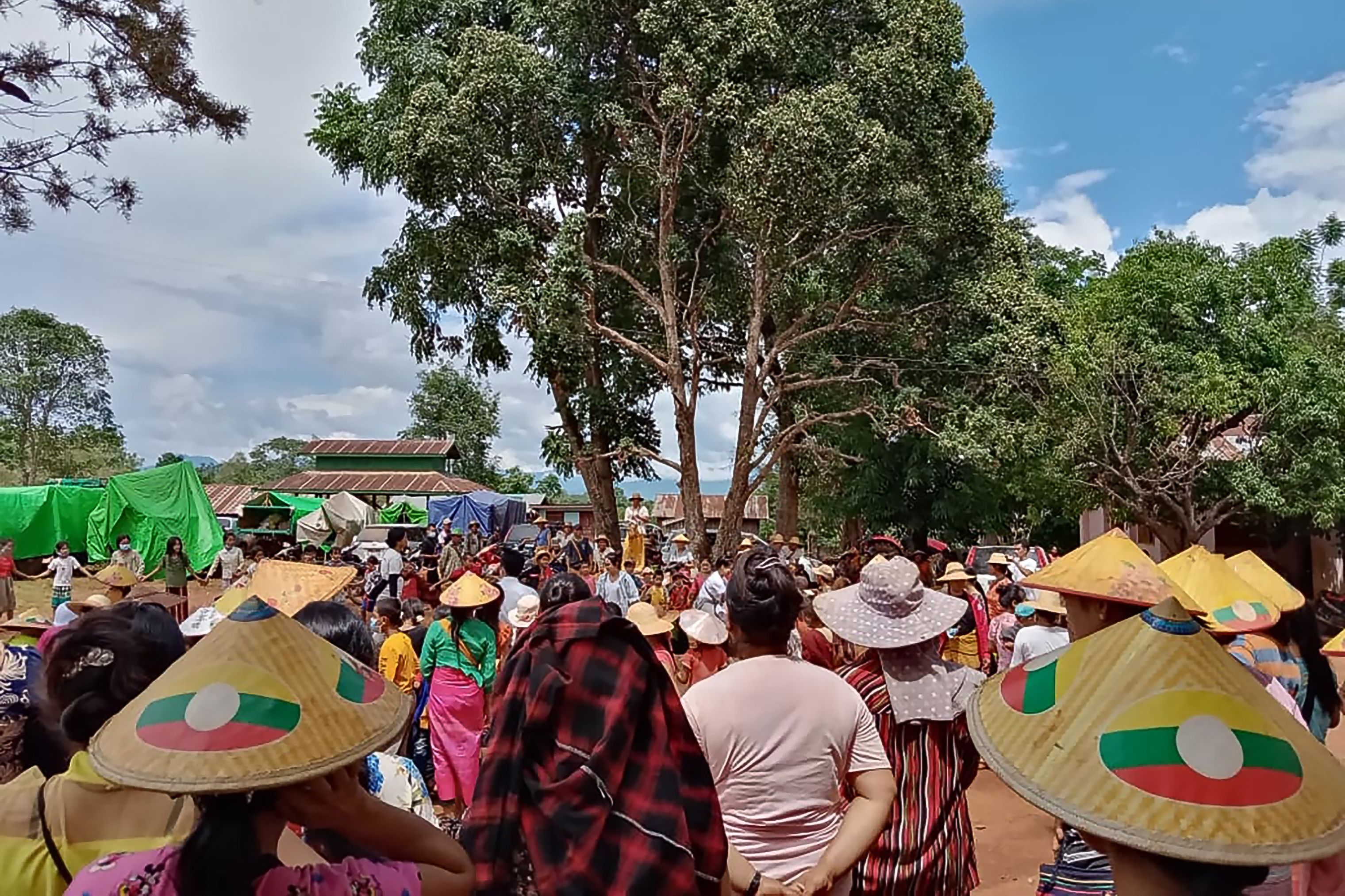 Warga Myanmar mengungsi