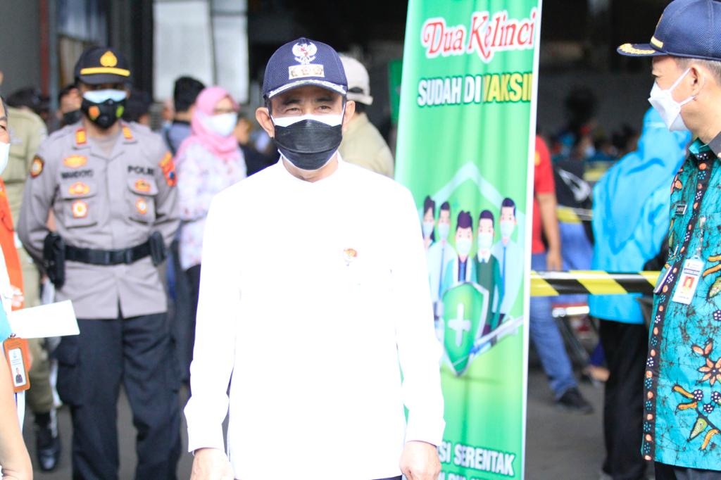 Bupati Pati Haryanto tutut menghadiri kegiatan Vaksinasi Serentak Karyawan PT Dua Kelinci untuk Indonesia Pulih.