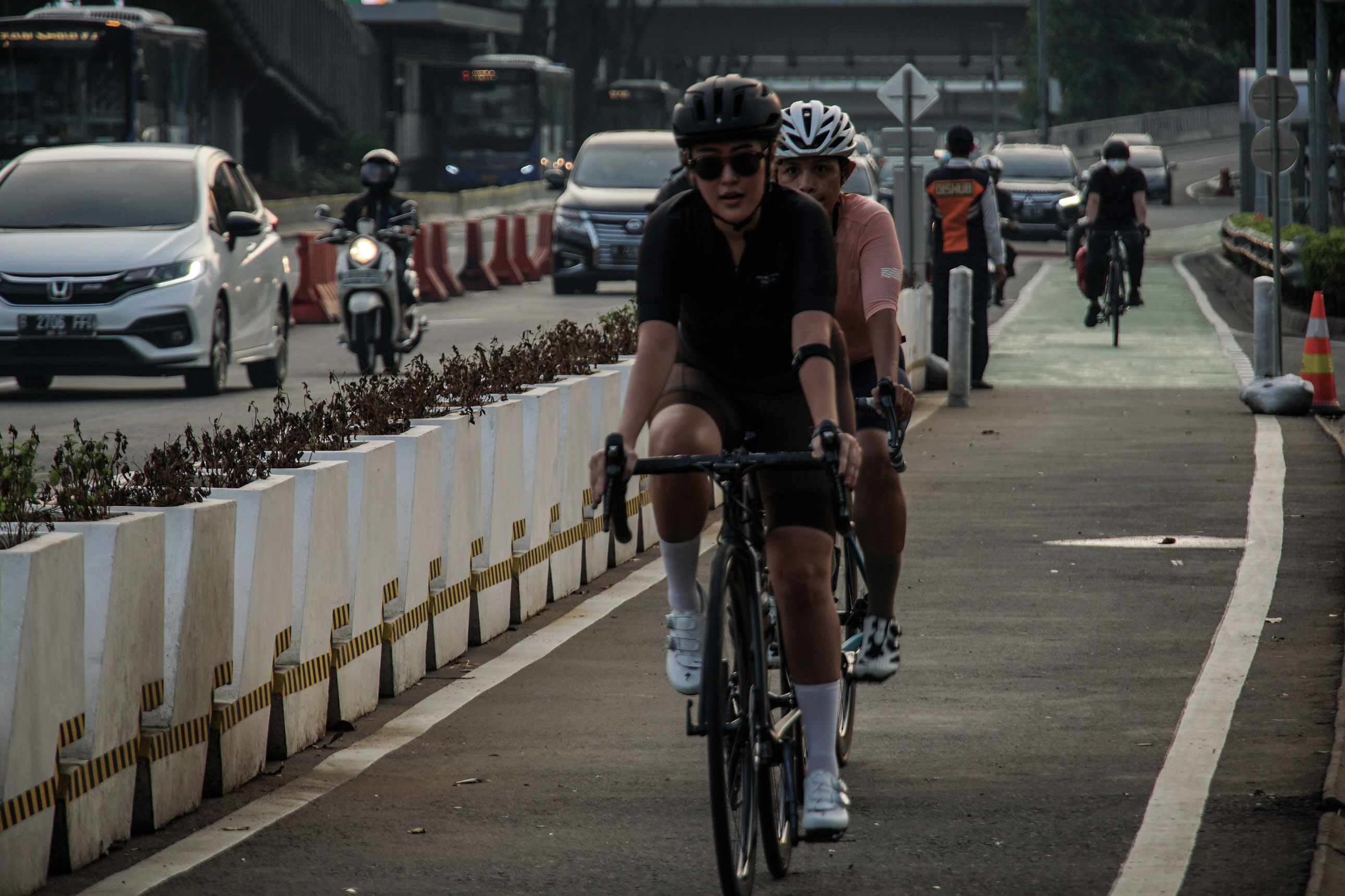 Pesepeda memacu kecepatan saat melintas di Jalan Jenderal Sudirman, Jakarta.