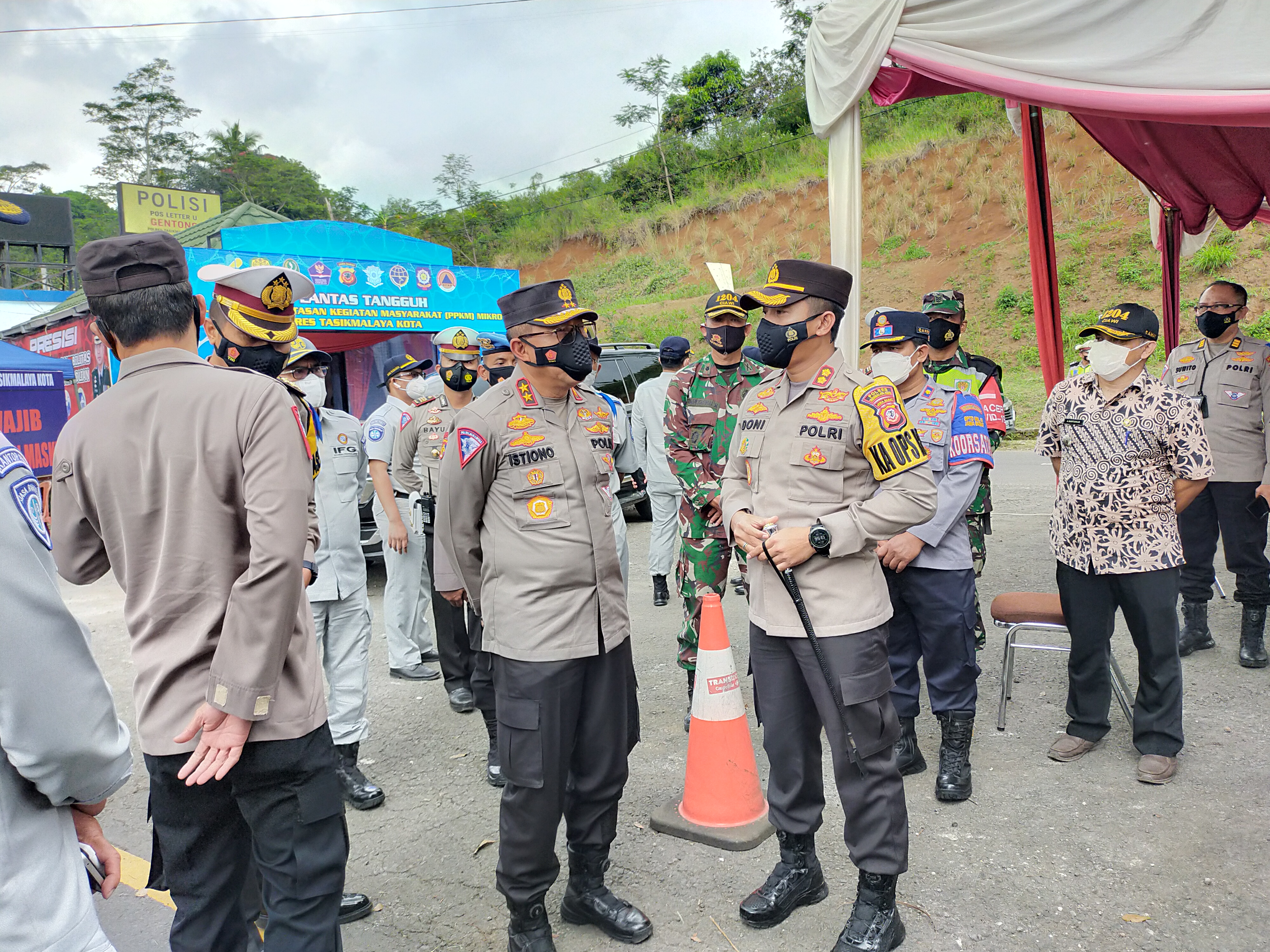Kakorlantas Irjen Pol Istiono (tengah)saat melakukan pengecekan pos penyekatan di Yogyakarta.