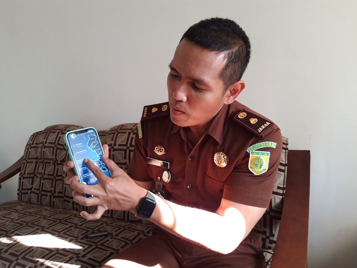 Kasi Intel Kejari Kabupaten Malang Jaksa Muda Suwaskito Wibowo menunjukkan inovasi Jaksa Peduli Wisata (Jelita) berbasis digital buatannyaa,