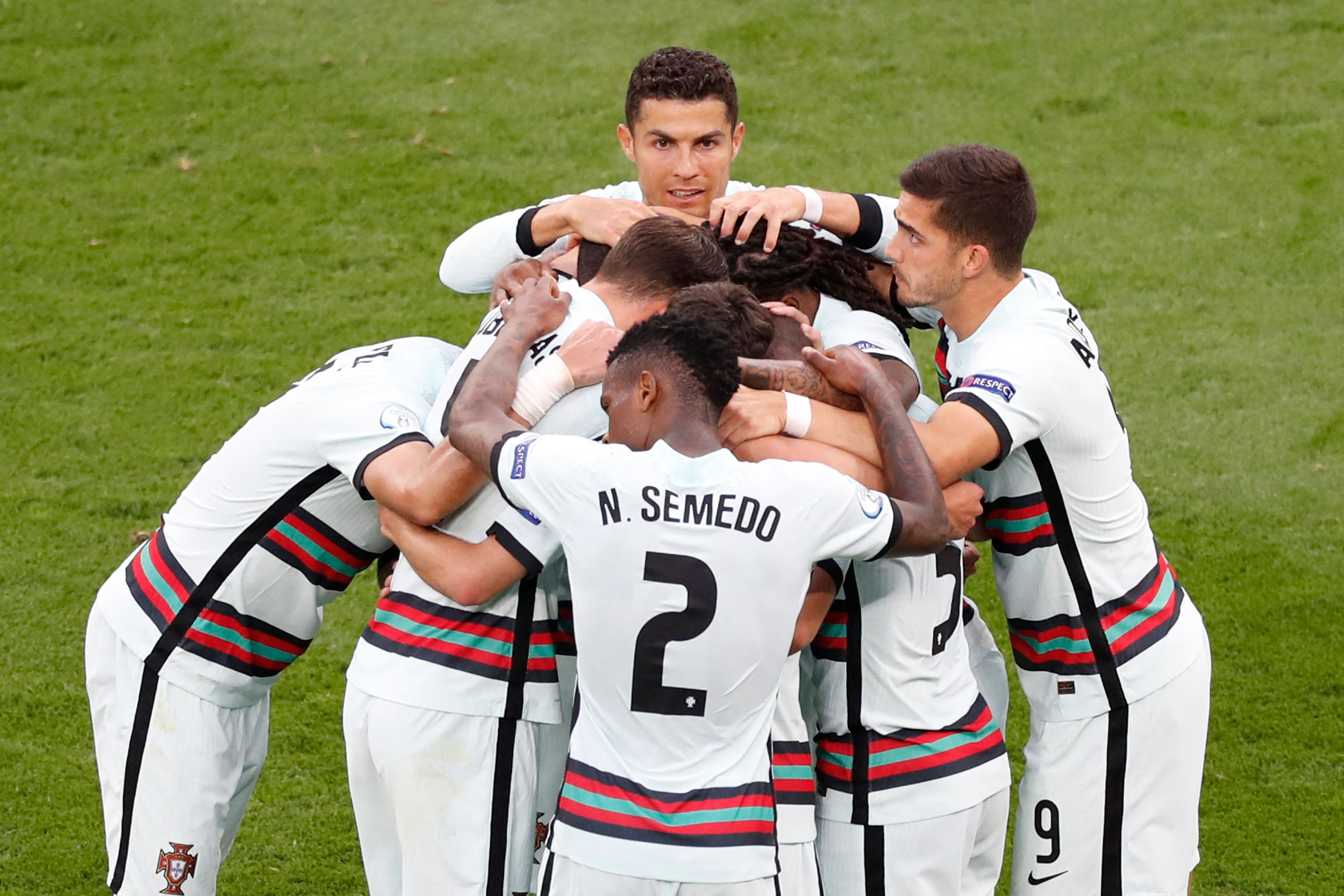 Pemain Protugl merayakan gol ke gawang HUngaria