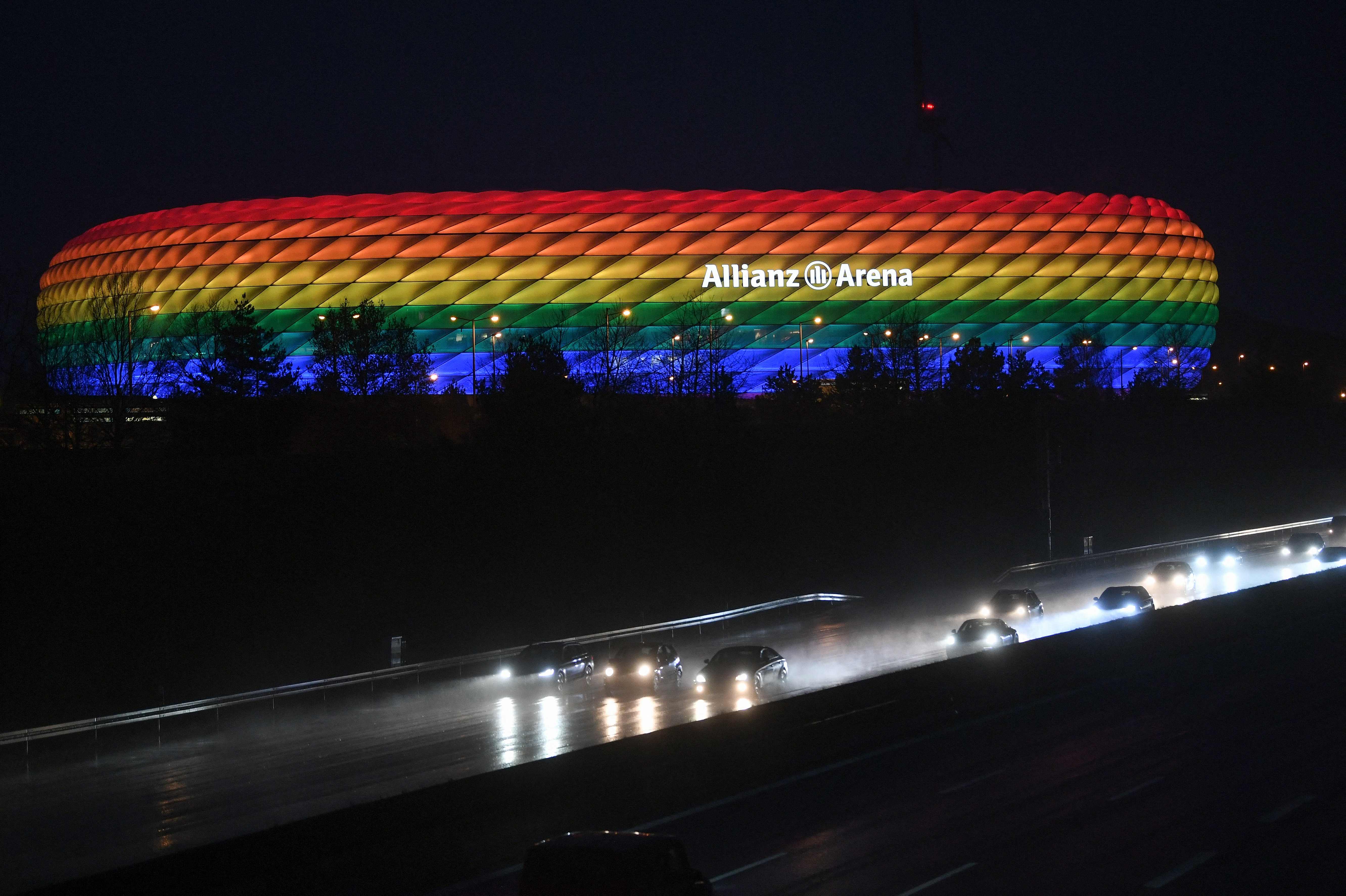 Stadion Allianz Arena dinyalakan dengan warna pelangi menjelang laga Bundesliga.