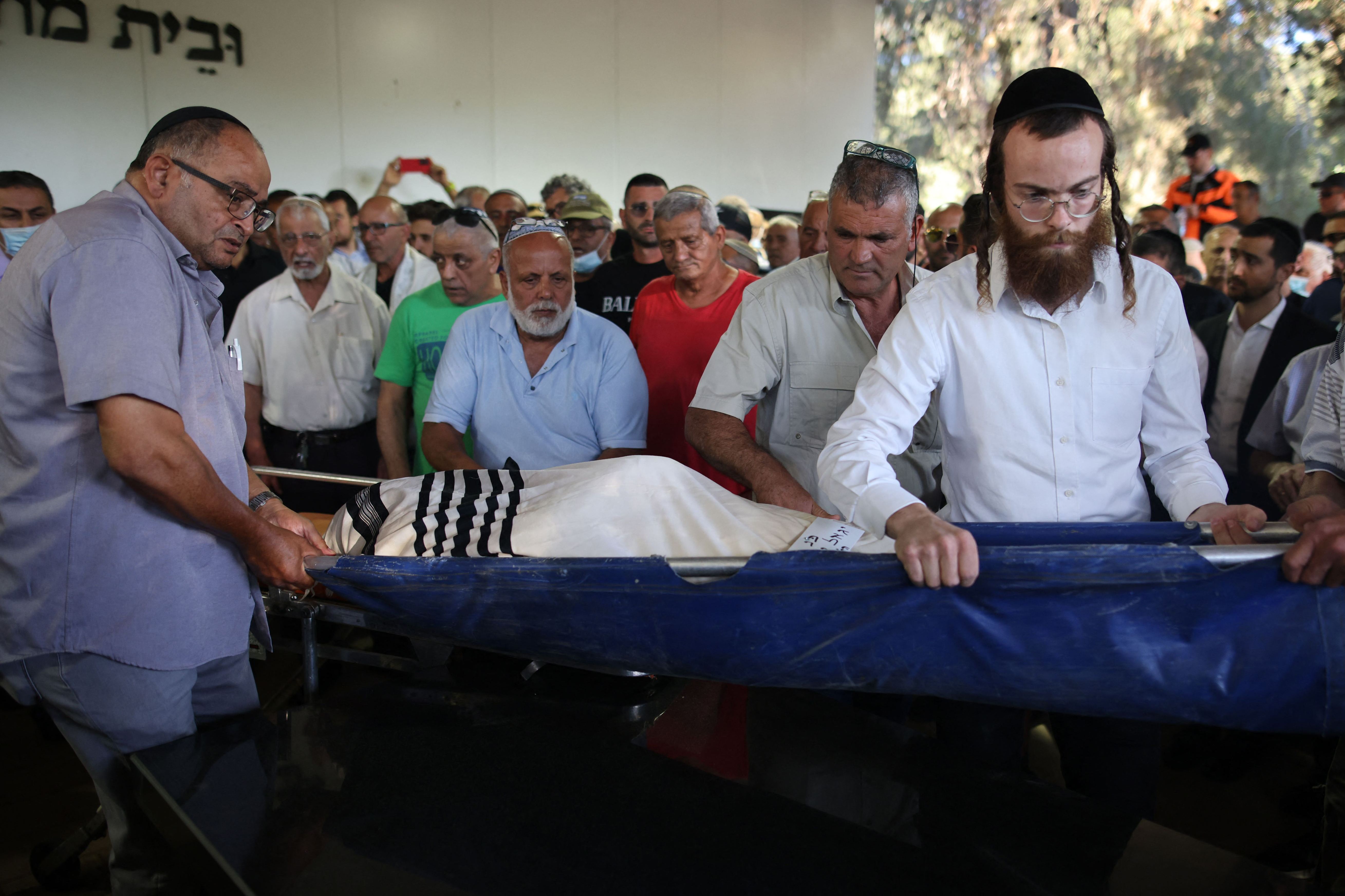 Kerabat Israel berduka saat pemakaman Yigal Yehoshua di kota Modiin pada 18 Mei 2021.