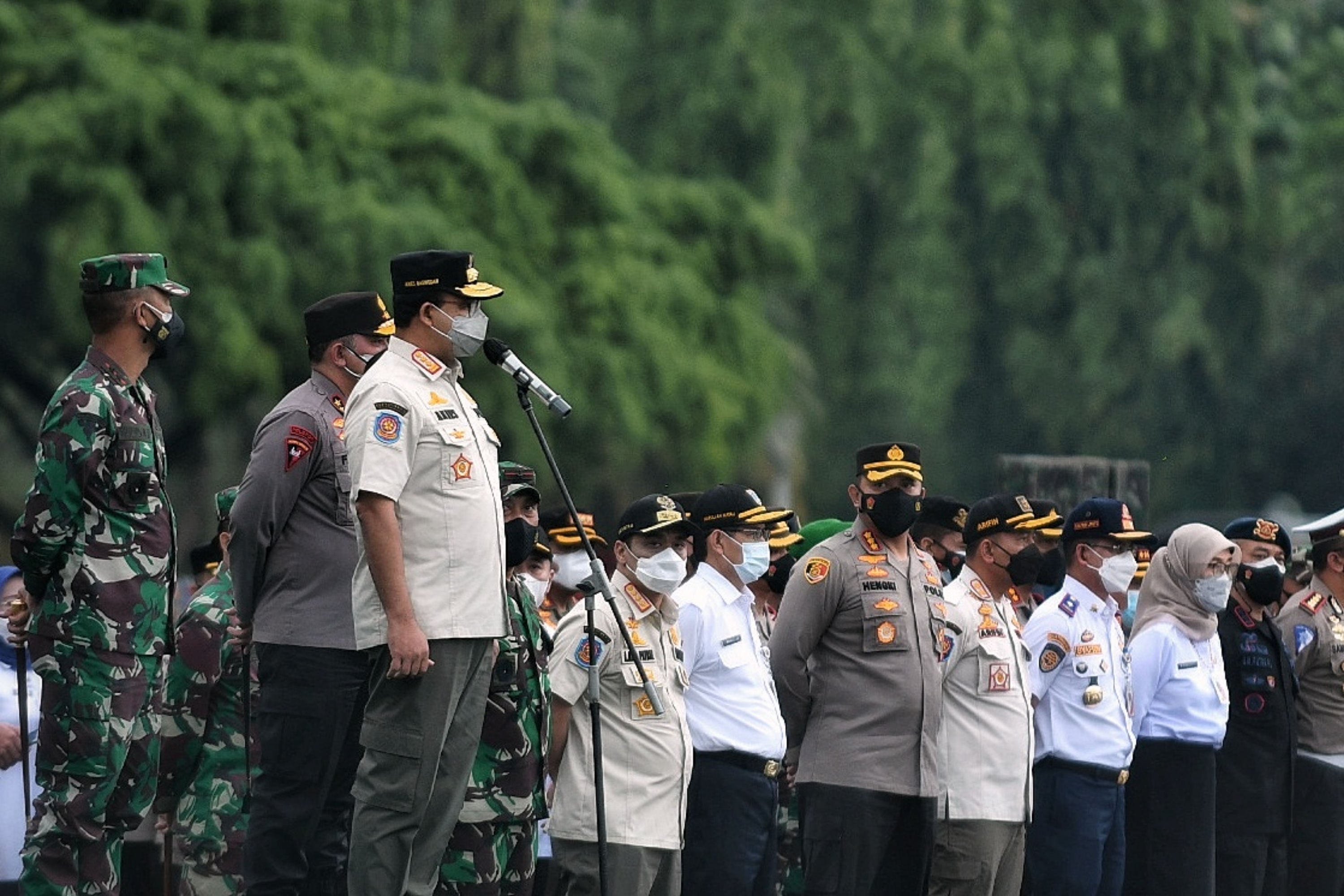 Gubernur DKI Jakarta, Anies Baswedan, (tengah) saat apel persiapan PPKM Mikro di di Lapangan Monumen Nasional, Jakarta, Jumat (18/6).