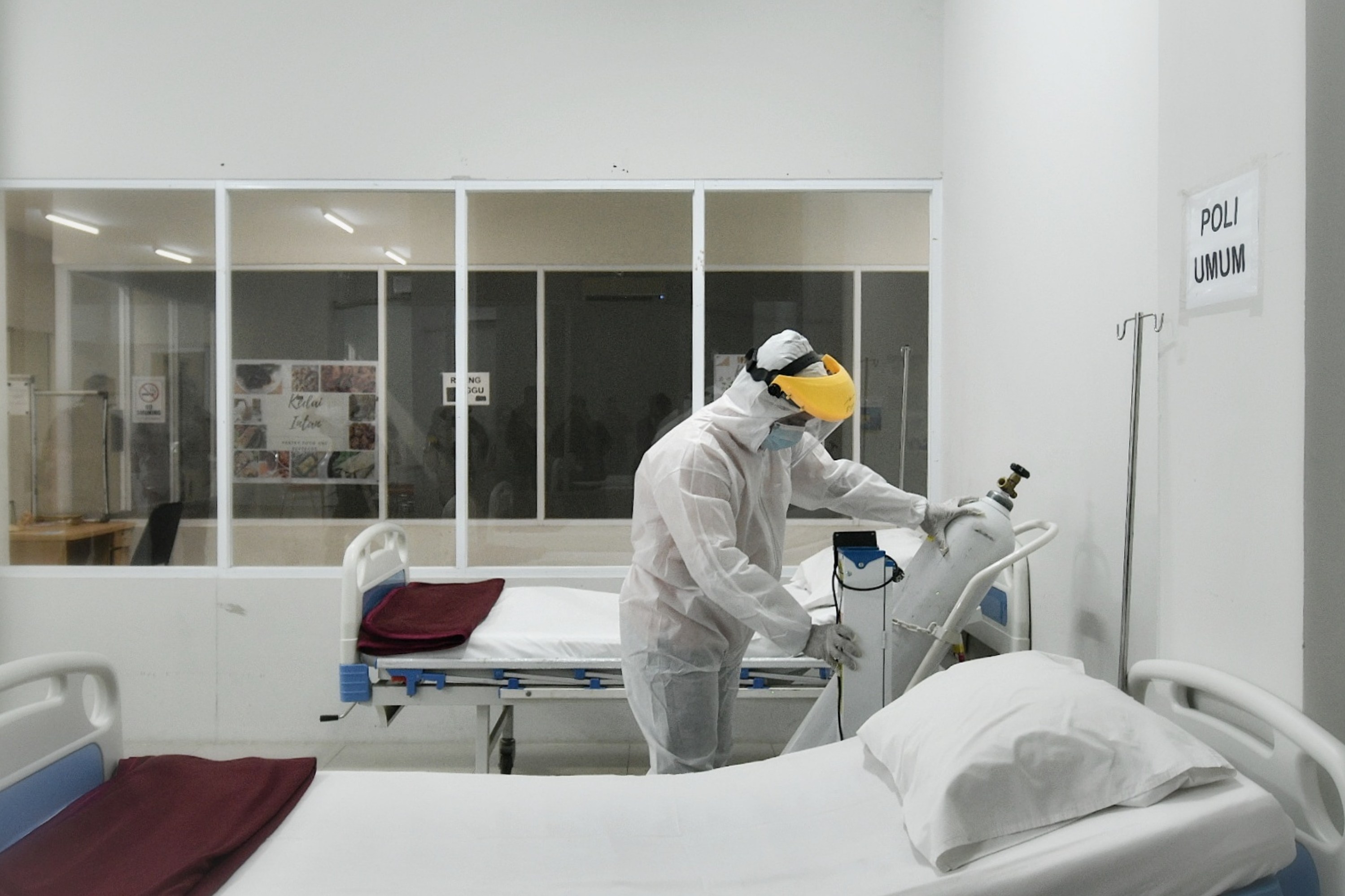 Petugas menyiapkan kamar yang akan digunakan sebagai ruang perawatan di Tower 8 RSDC, Pademangan, Jakarta, Selasa (15/6).