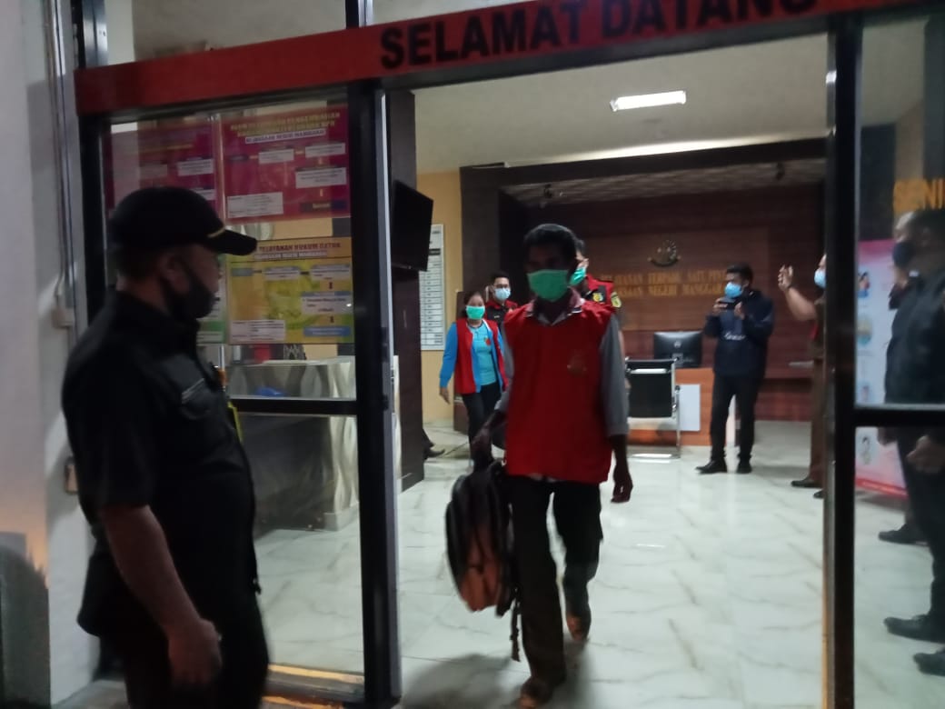 Kepala Desa Lemarang Donatus Su (berompi merah) usai diperiksa kejaksaan.