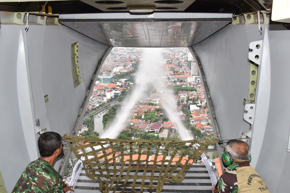 Pesawat TNI AL terbang rendah menyemprotkan disinfektan ke zona hitam covid di Kabupaten Bangkalan dan Kota Surabaya, Senin (28/6)
