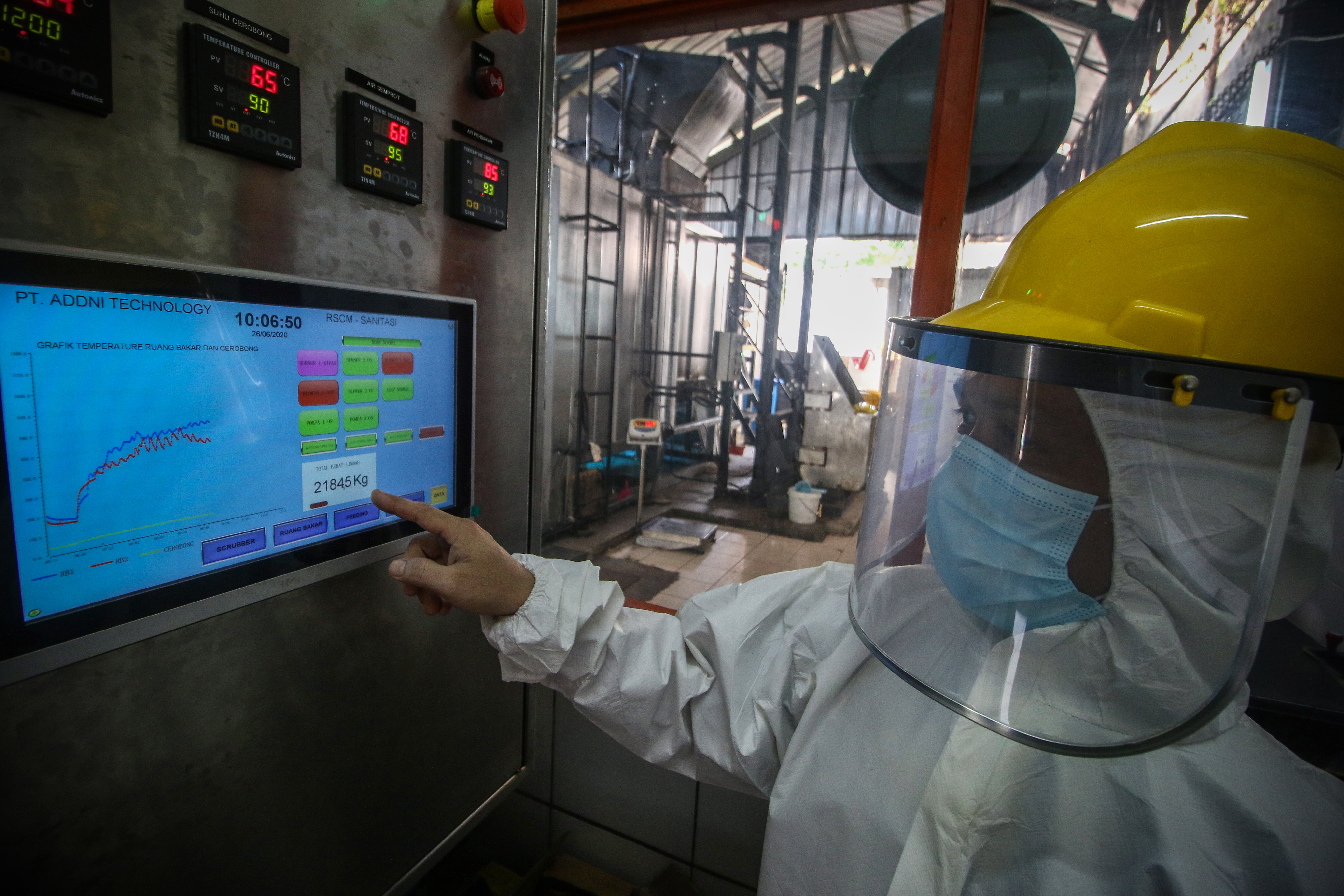 Karyawan melakukan proses pembakaran limbah medis dengan menggunakan mesin incinerator di Rumah Sakit Cipto Mangunkusumo 