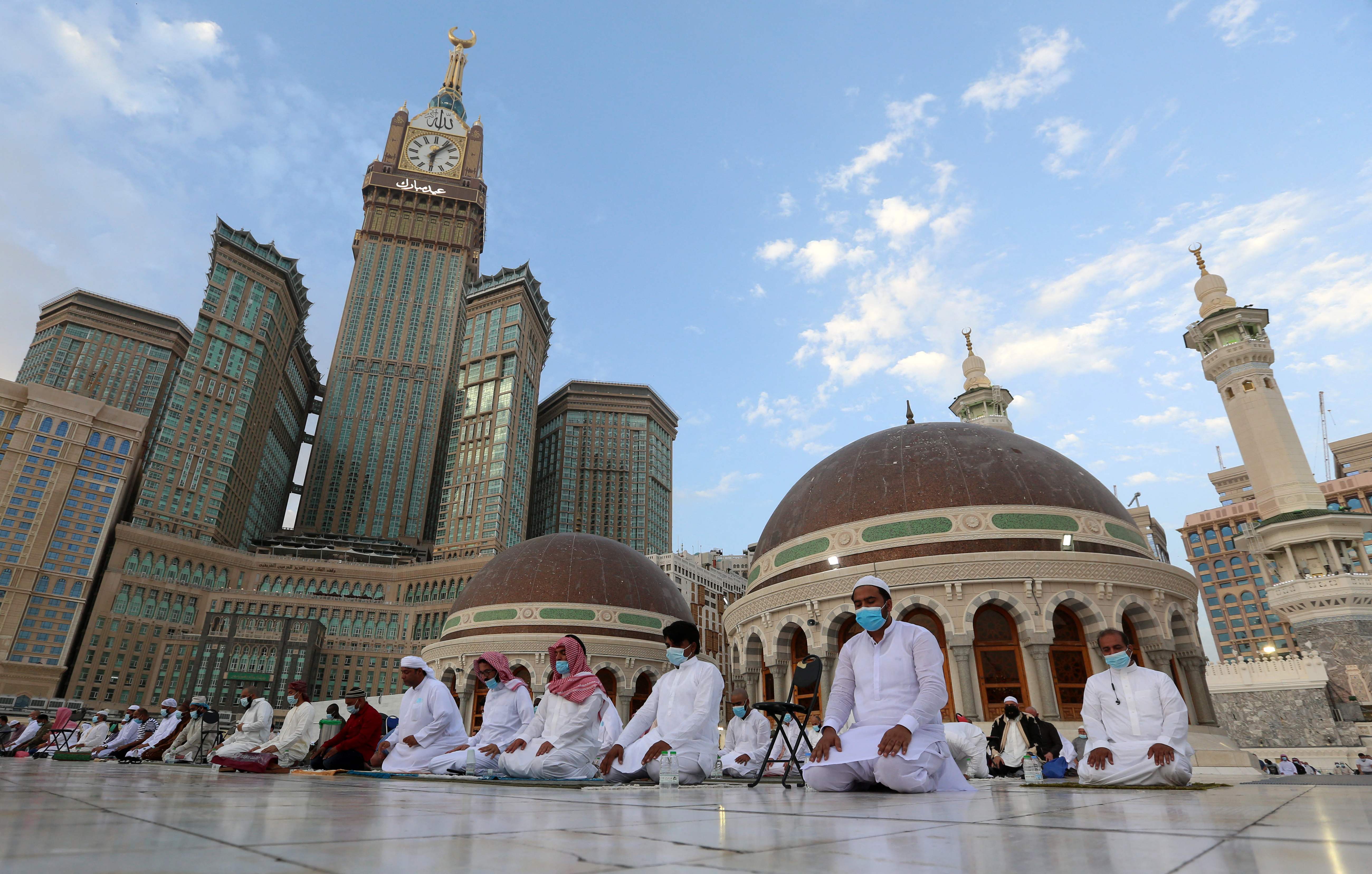 Umat melakukan salat Idul Fitri di depan Masjid Agung di Mekah, Arab Saudi.