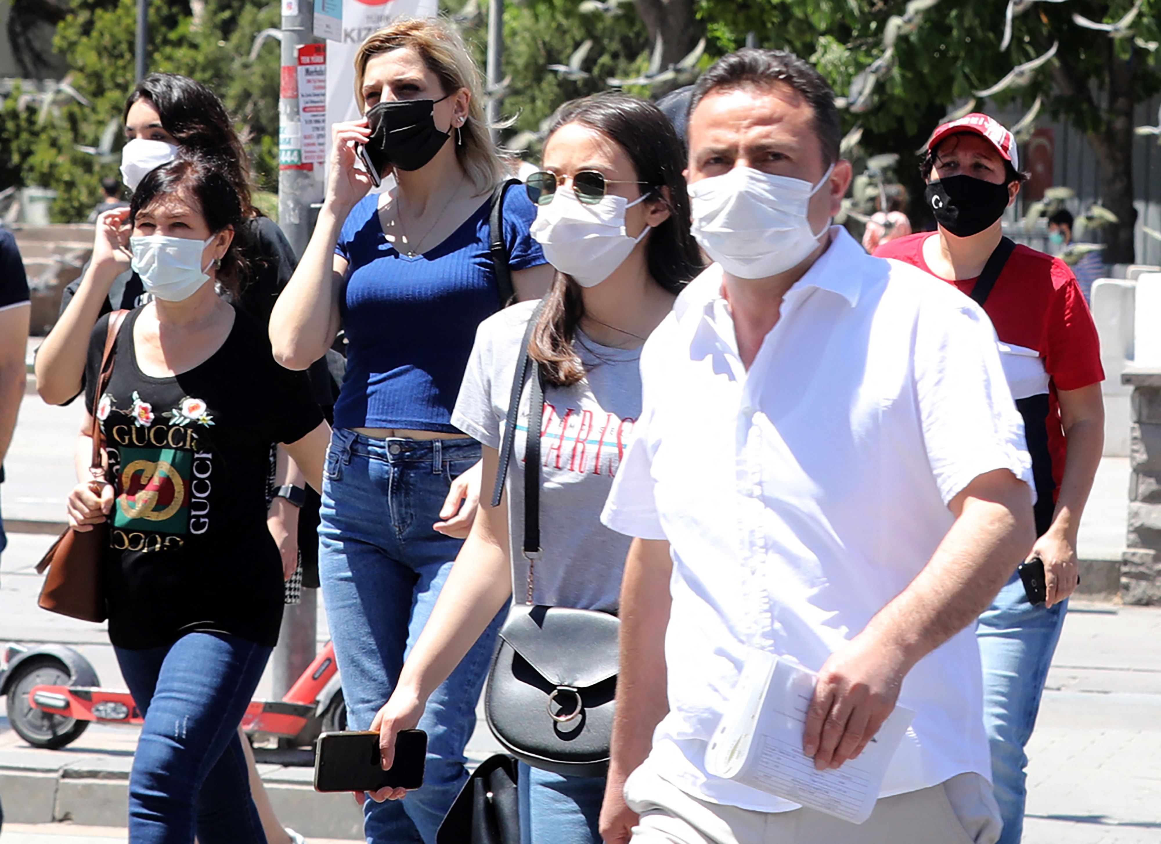 Kasus Covid-19 Menurun, Turki Izinkan Warga Makan di Restoran