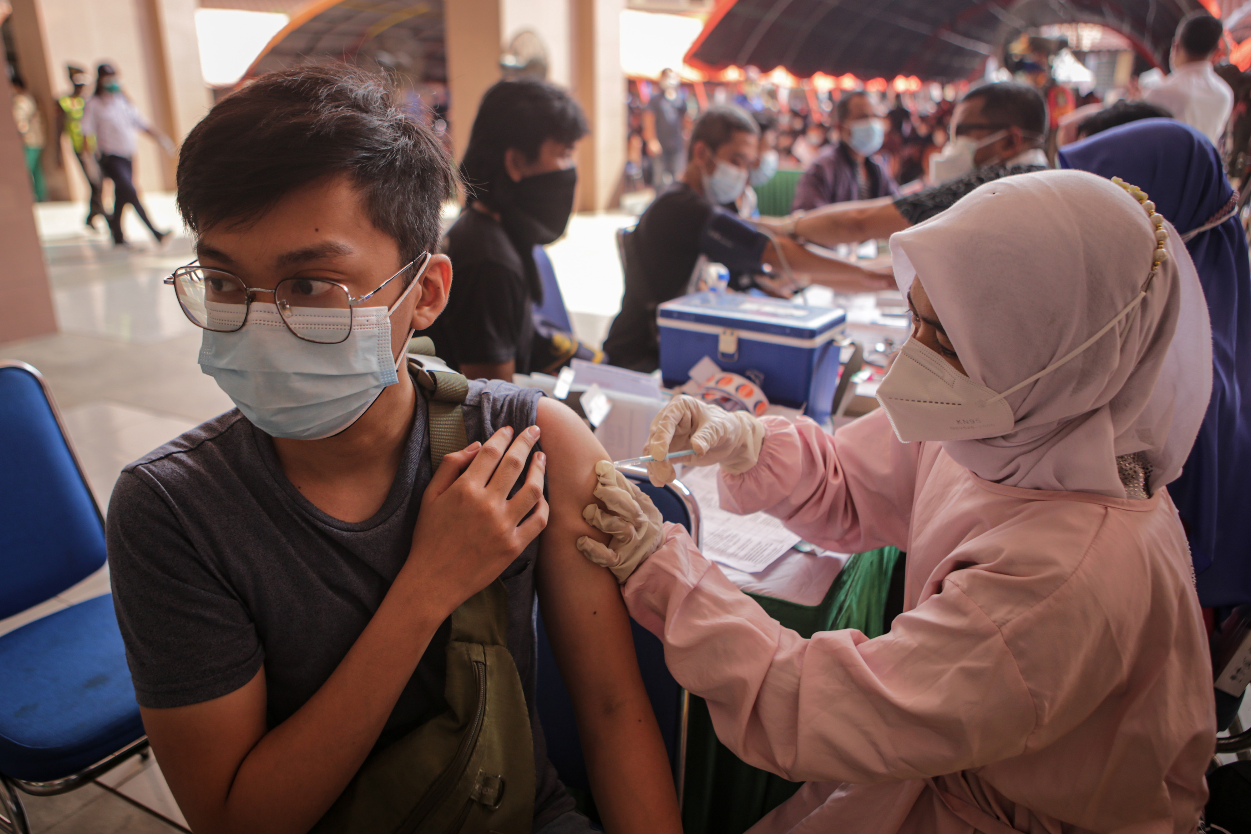 Seorang warga menerima suntikan vaksinasi COVID-19 Sinovac di Pusat Pemerintahan Kota Tangerang, Banten, Selasa (29/6).