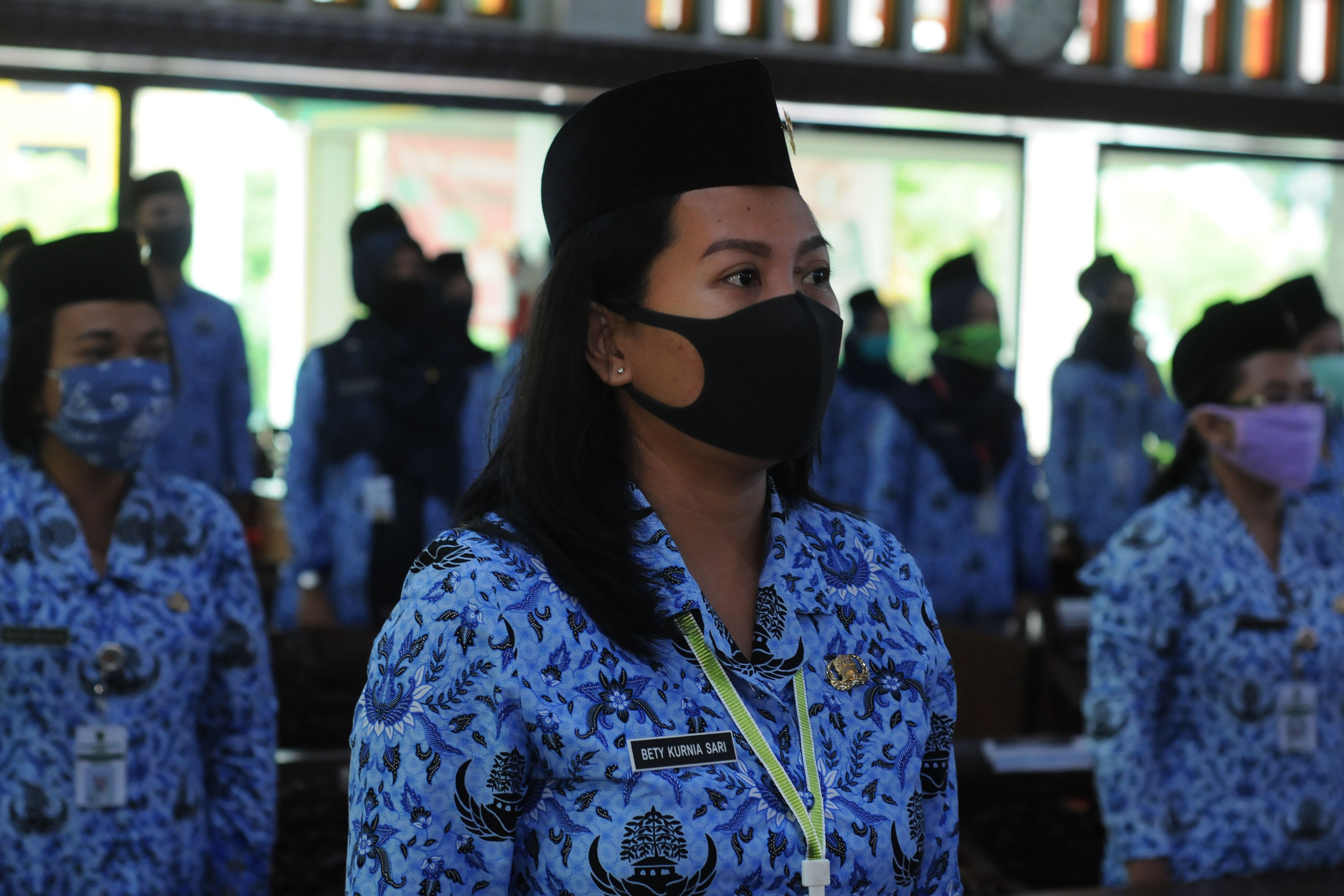 Sejumlah aparatur sipil negara menggunakan masker saat mengikuti pelantikan secara daring di Kantor Pemerintah Kabupaten Klaten, Jateng.