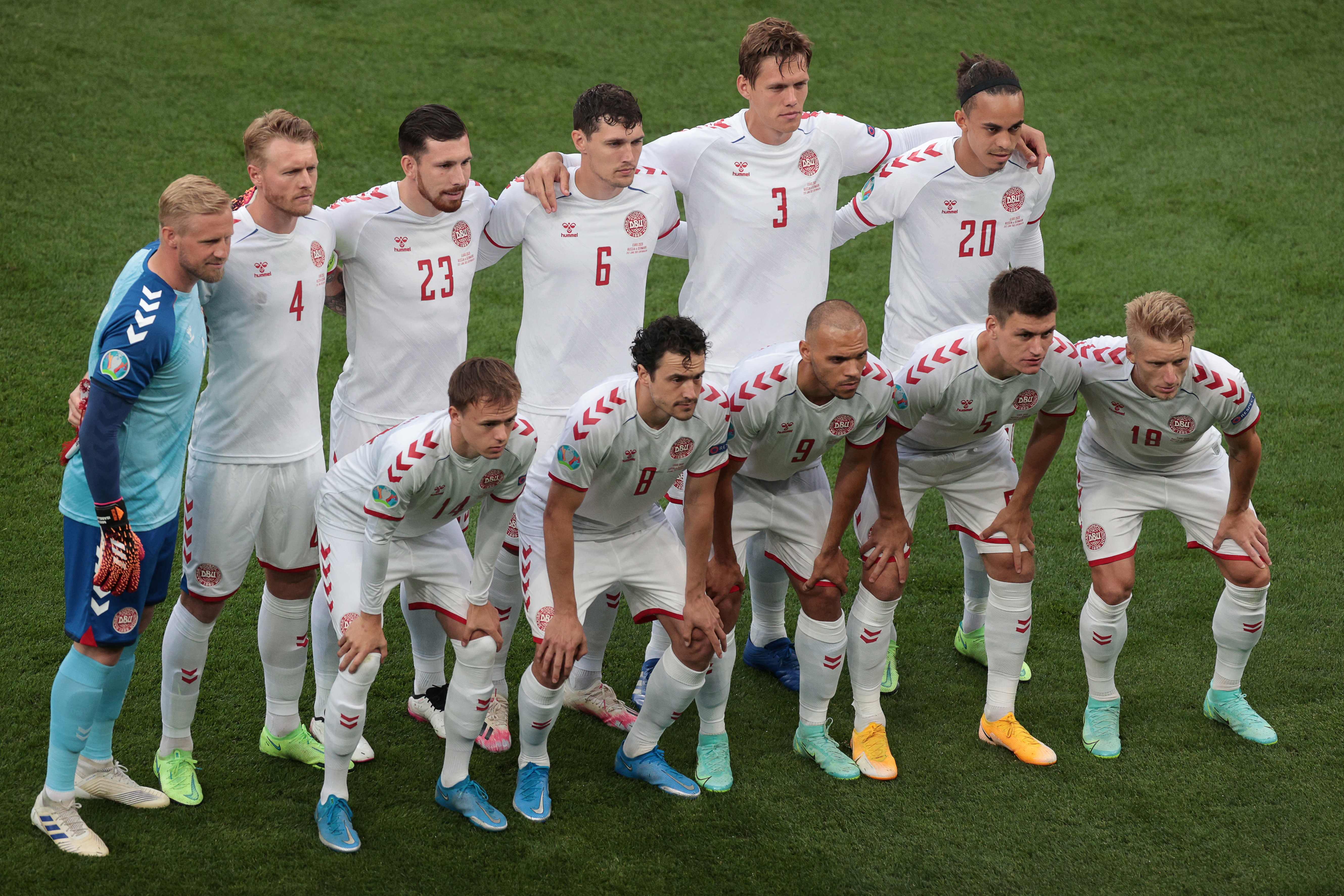 Pemain timnas Denmark berpose sebelum melakoni pertandingan melawan Rusia