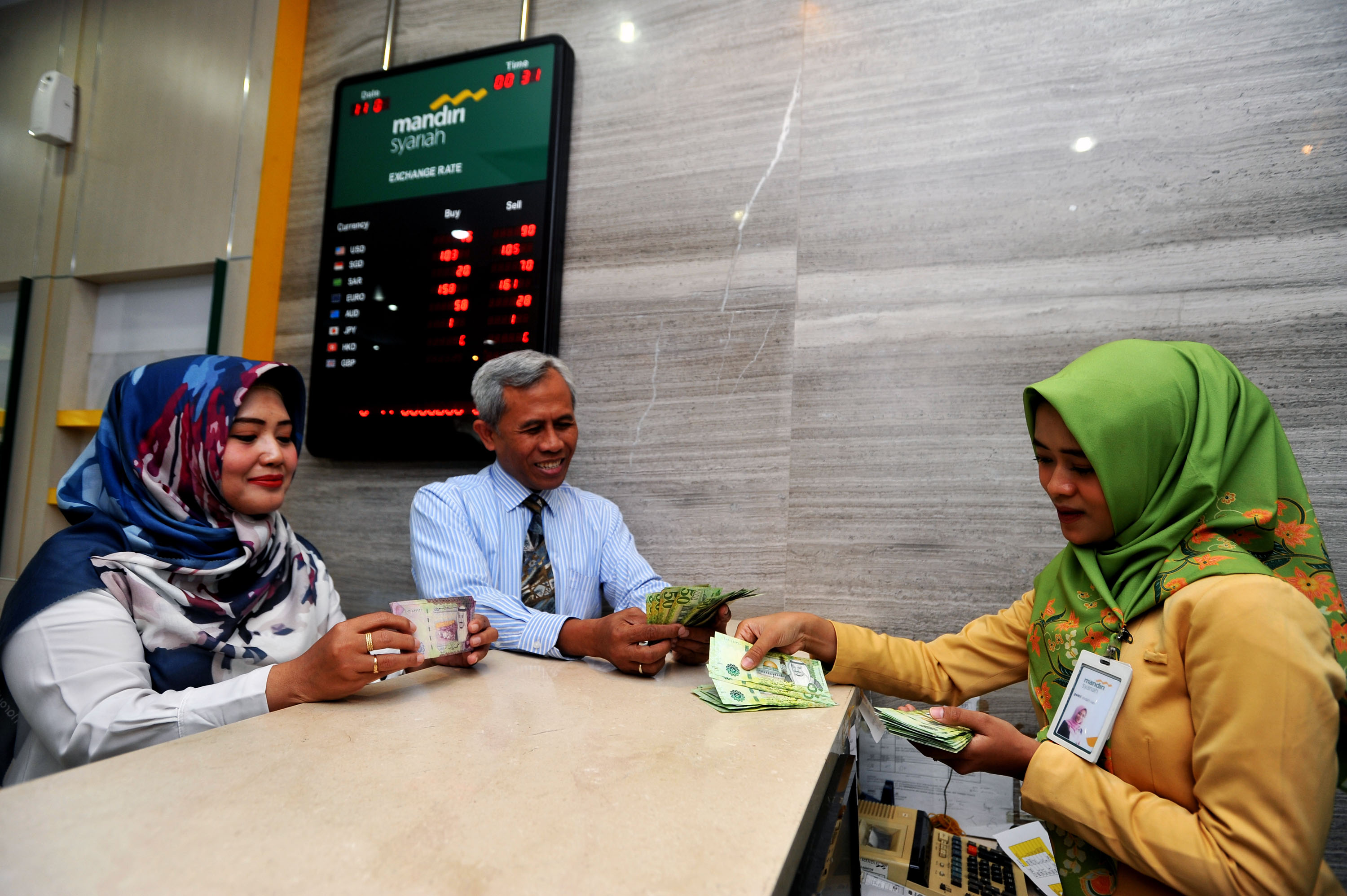 Aktivitas perbankan di salah satu bank syariah di Jakarta