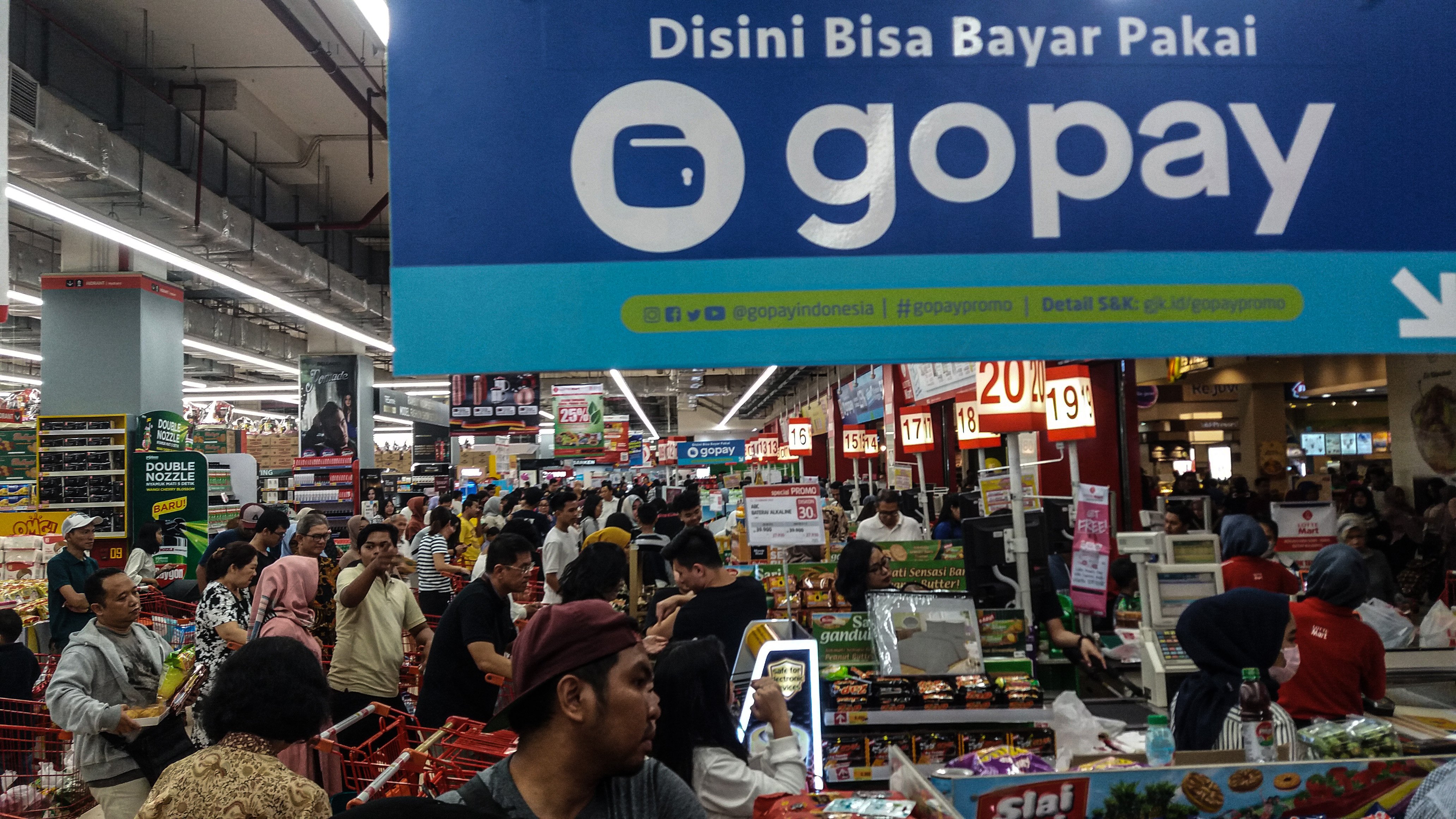 Warga berbelanja kebutuhan rumah tangga di Lotte Mart, Gandaria City, Jakarta.