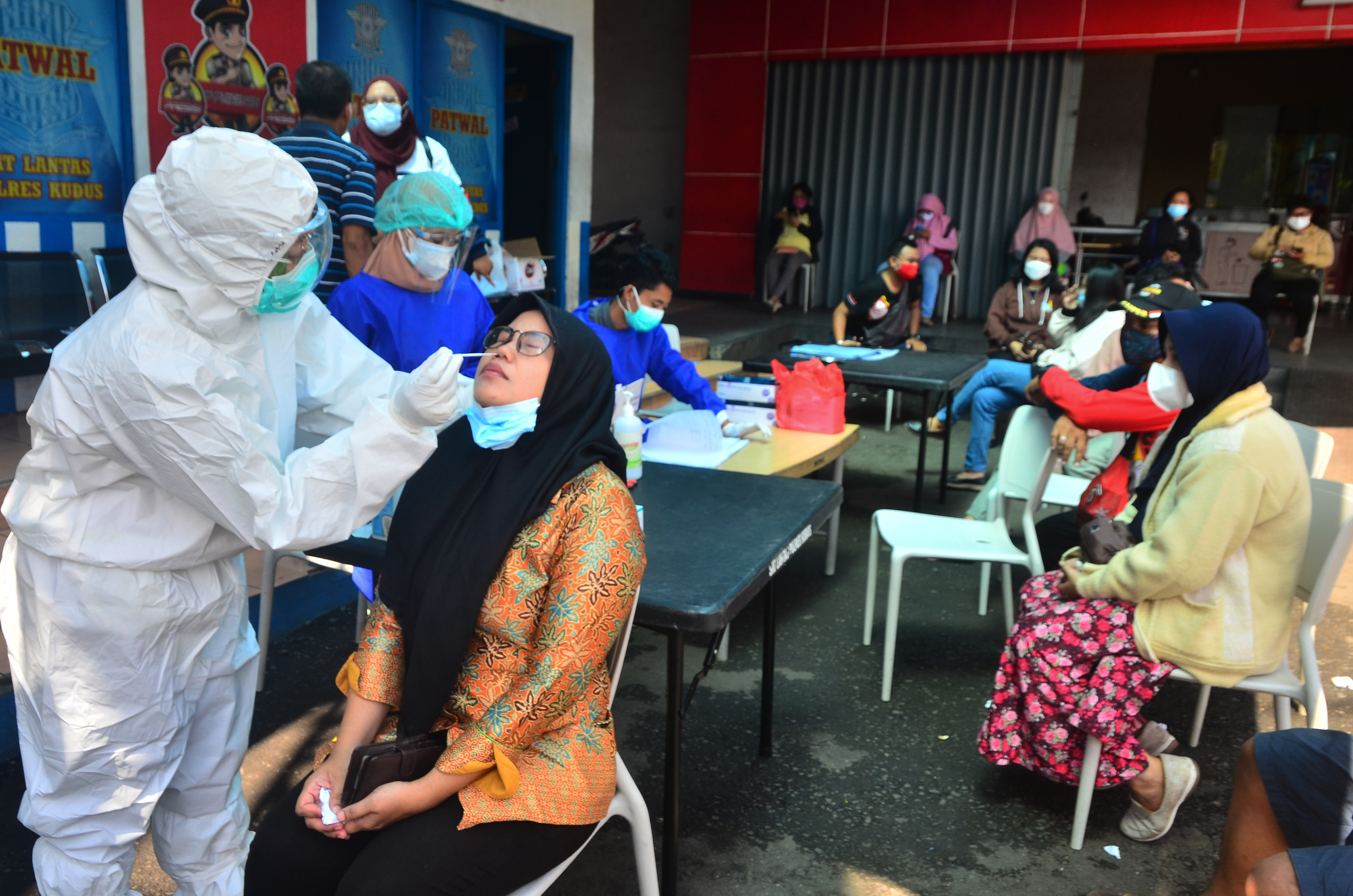 Warga mengikuti rapid test antigen gratis di Alun-alun simpang tujuh, Kudus, Jawa Tengah.