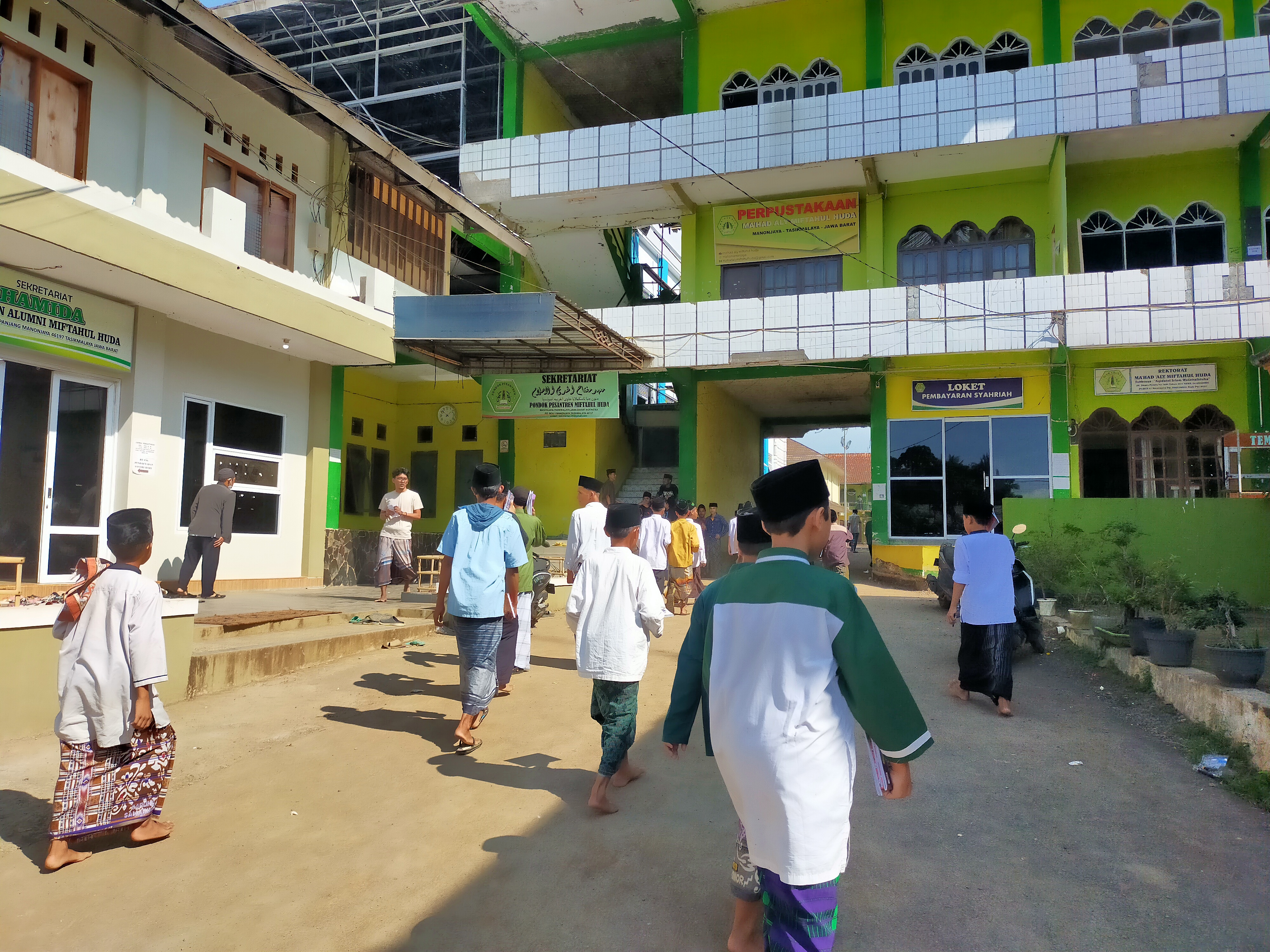Sejumlah santri melakukan aktivitas di Pondok Pesantren Miftahul Huda,Manonjaya, Kabupaten Tasikmalaya.