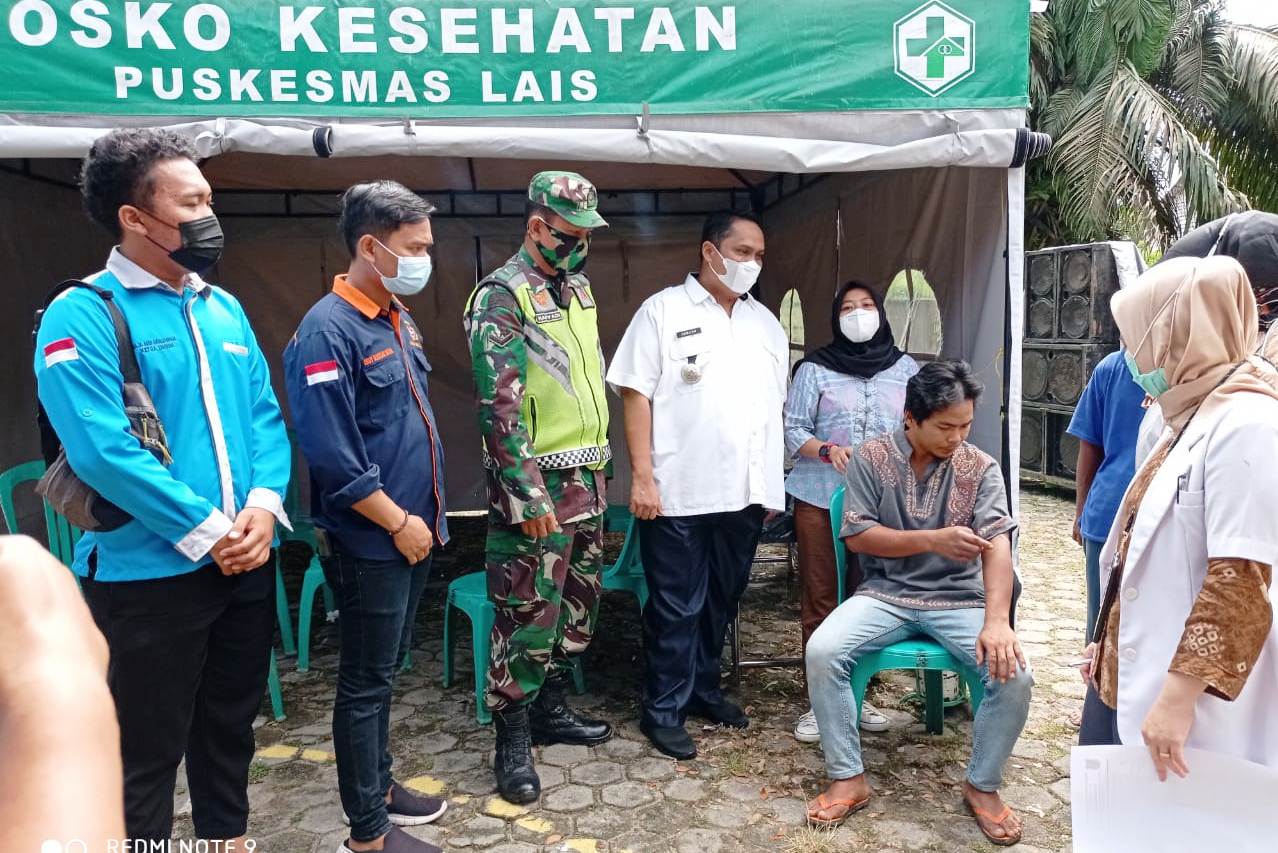 Pelaksanaan vaksinasi di Kantor Camat Lais, Musi Banyuasin, Kamis (17/6).