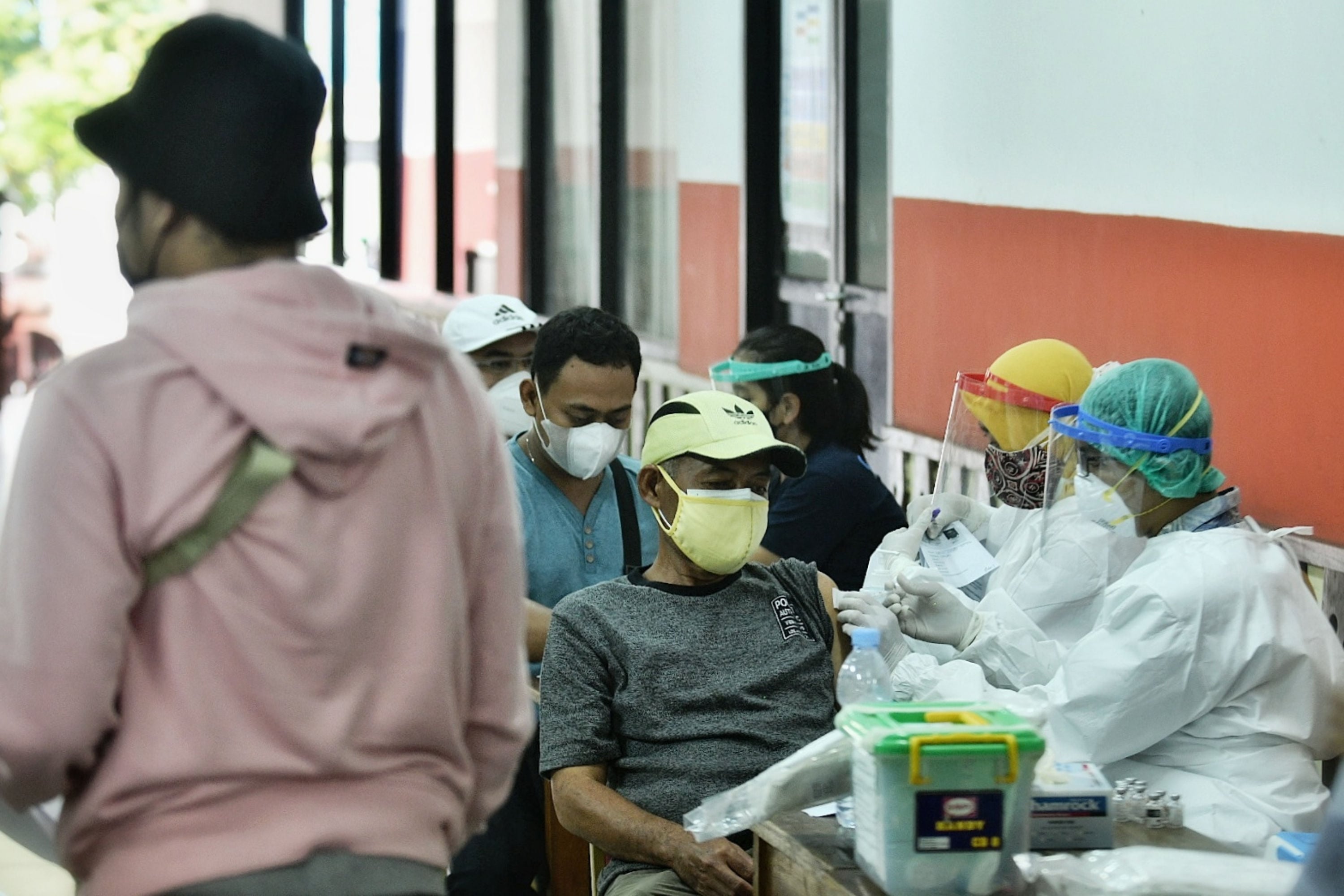 Suasana vaksinasi Covid-19 di Gelanggang Olahraga (GOR) Ciracas, Jakarta Timur, Kamis (24/6/2021)