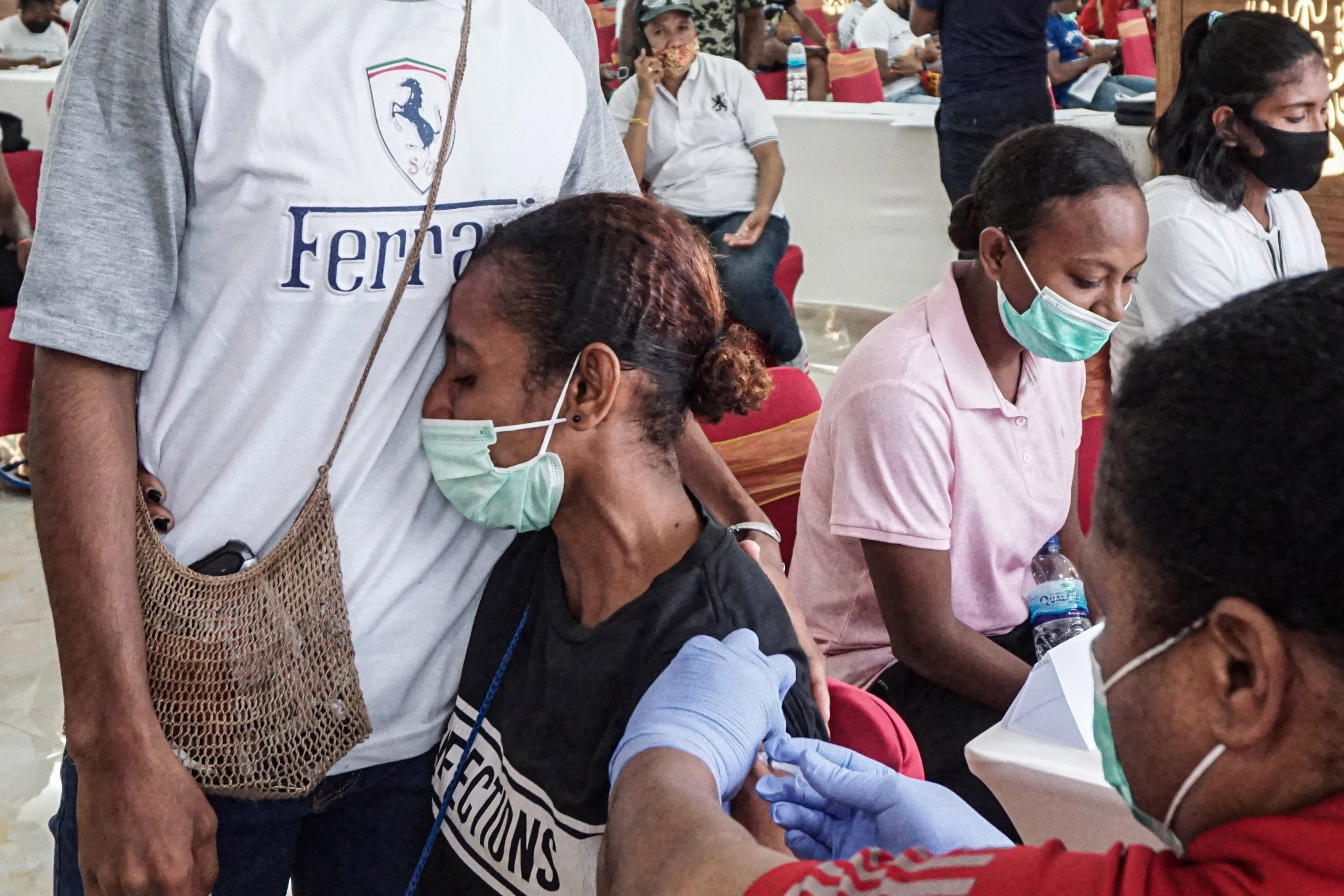 Tenaga medis menyuntikkan vaksin covid-19 kepada atlet Papua di Wisma Atlit Mandala Jayapura, Kota Jayapura, Papua, Sabtu (19/6/2021).