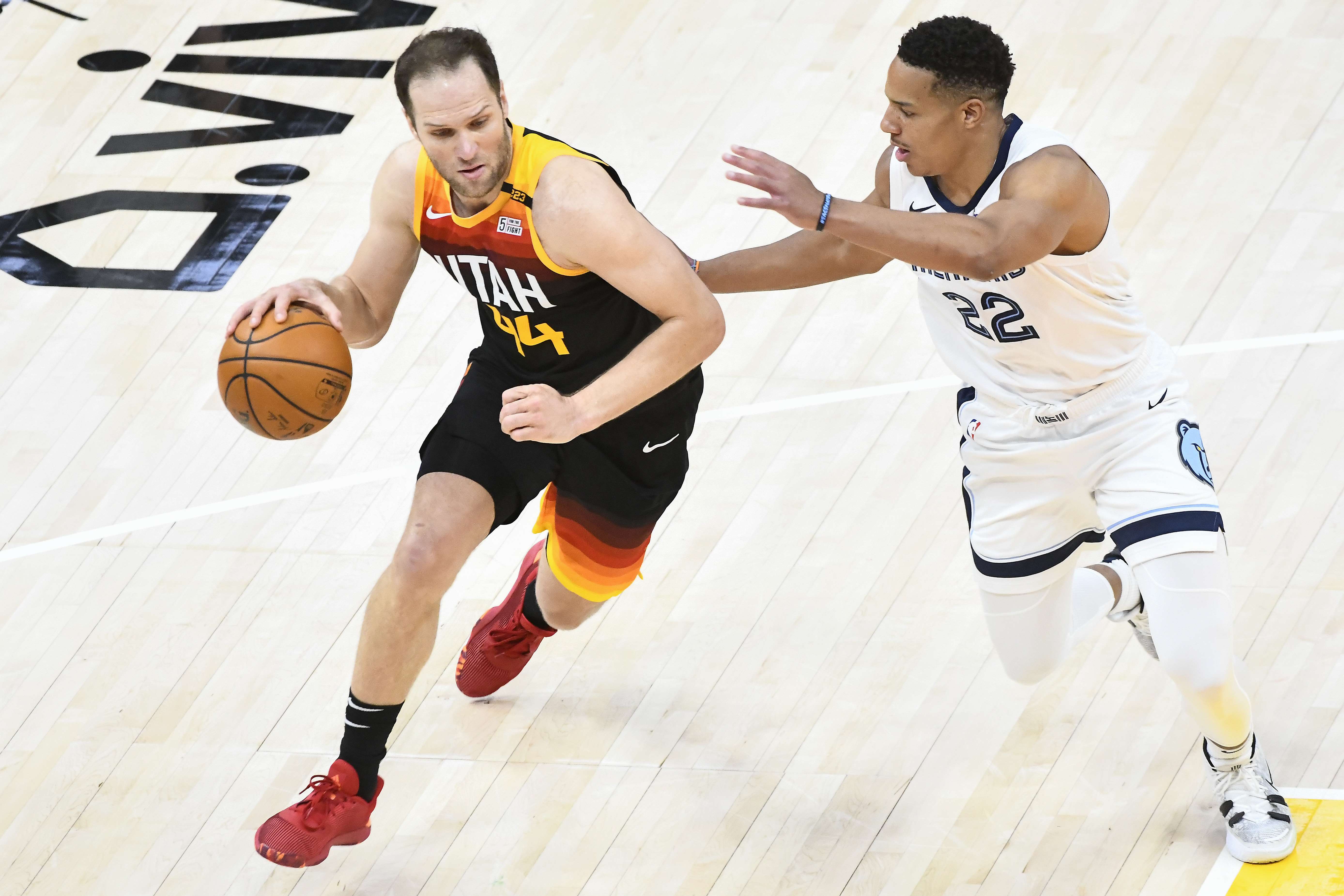 Pemain Utah Jazz, Bojan Bogdanovic (kiri), mencoba melewati Desmond Bane dari Memphis Grizzlies di laga kelima playoff Wilayah Barat.