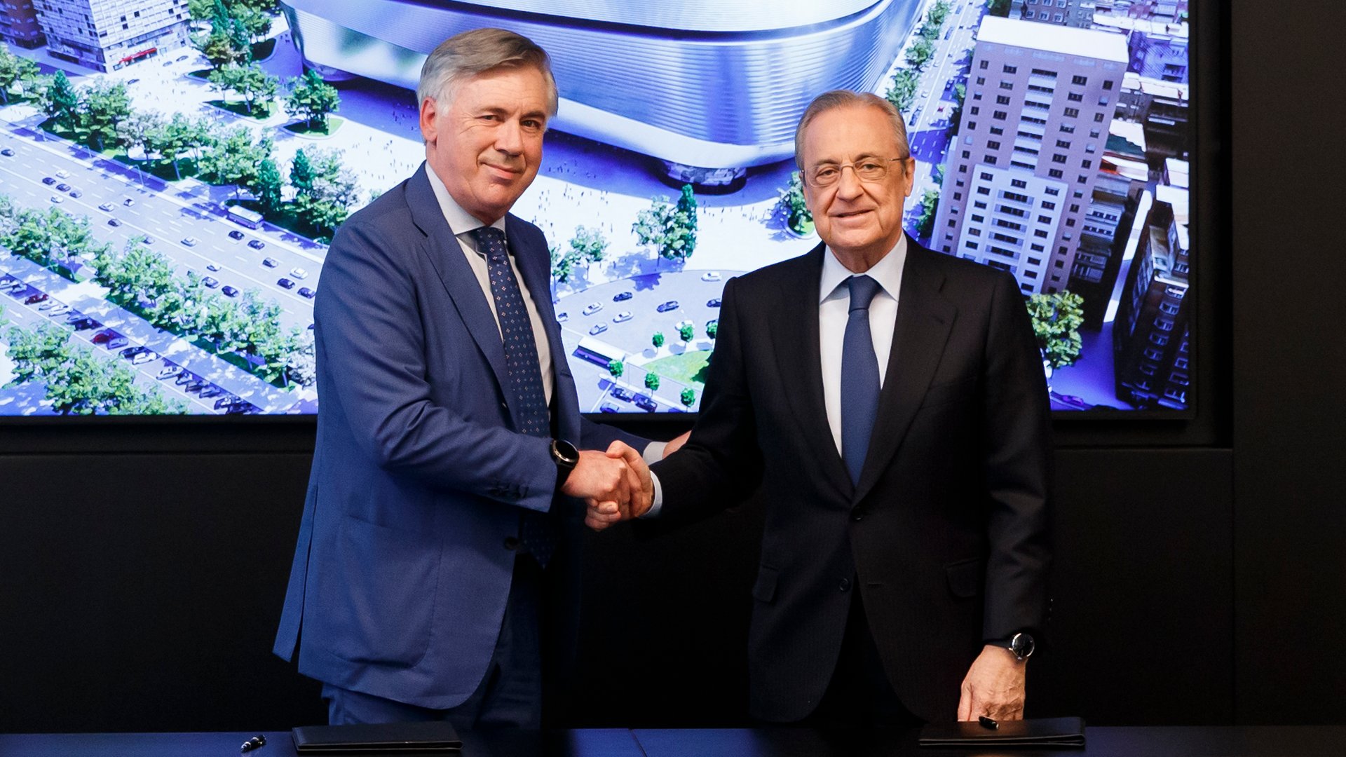 Pelatih Carlo Ancelotti (kiri) bersama Presiden Real Madrid Florentino Perez