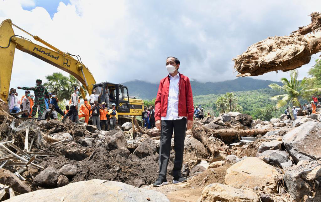 Presiden Joko Widodo meninjau lokasi bencana, yang terletak Desa Amakaka, Kecamatan ile Ape, Kabupaten Lembata, NTT, Jumat (9/4).