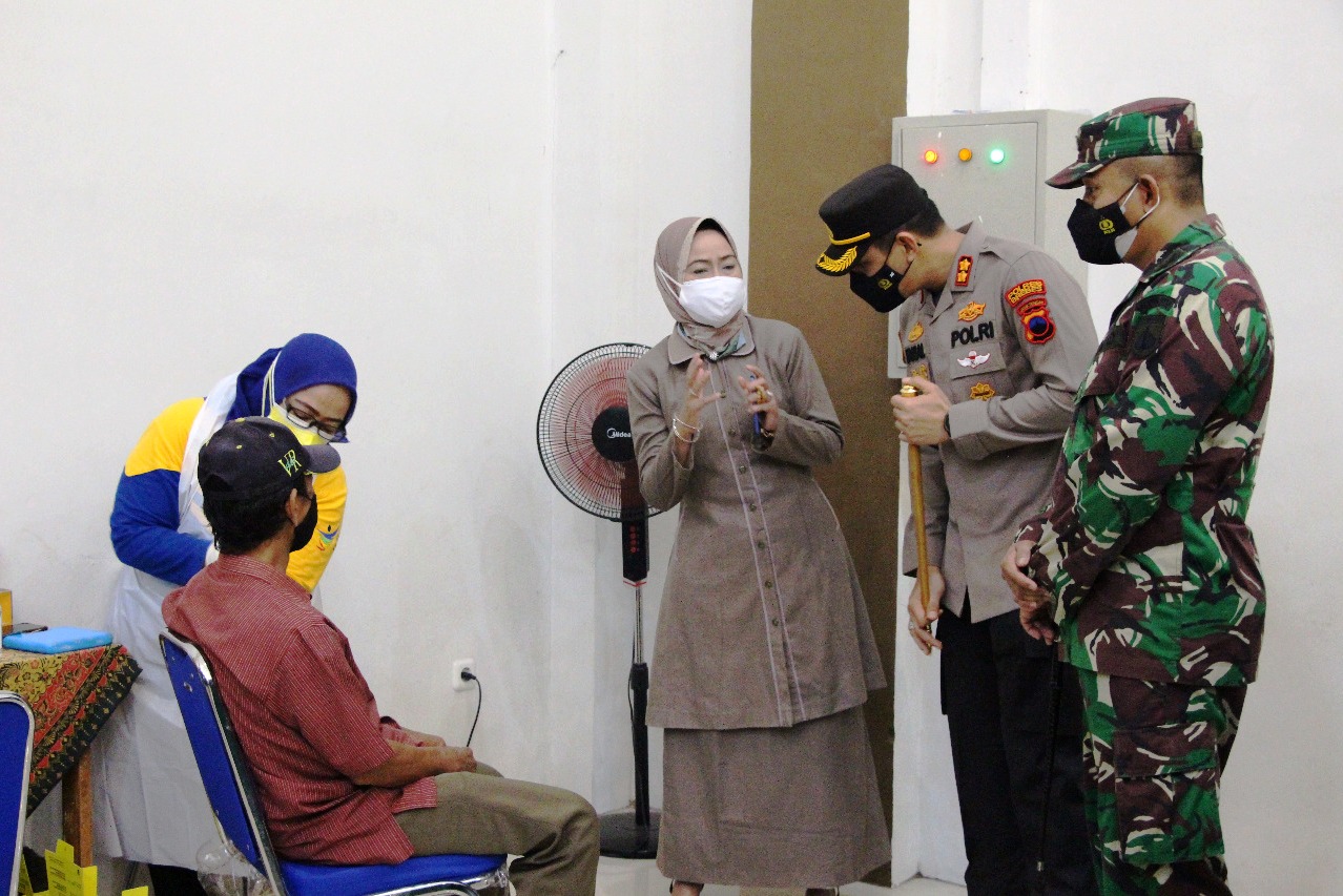 Bupati Brebes Idza Priyanti dan Kapolres Brebes AKBP Faisal Febrianto meninjau vaksinasi massal di Islamic Brebes.