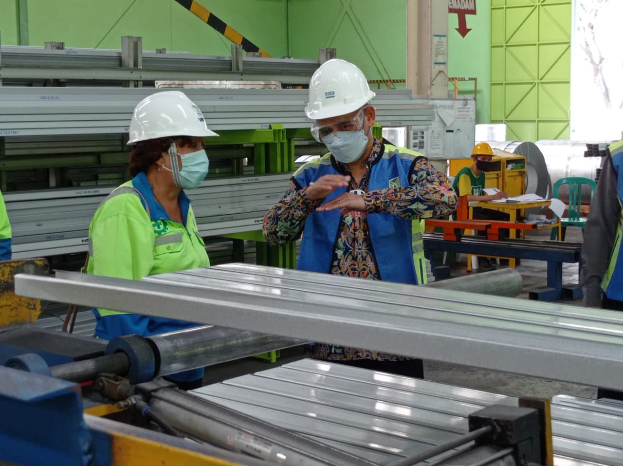 Kunjungan Direktur Kelembagaan dan Sumber Daya Konstruksi Kementerian PUPR Nicodemus Daud ke fasilitas produksi PT Tatalogam