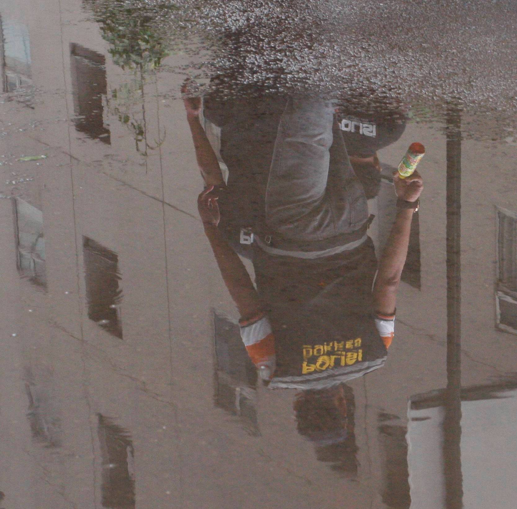 Ilustrasi petugas memeriksa kondisi korban yang melompat dari lantai 5 Apartemen Kalibata City, Selasa (1/6)