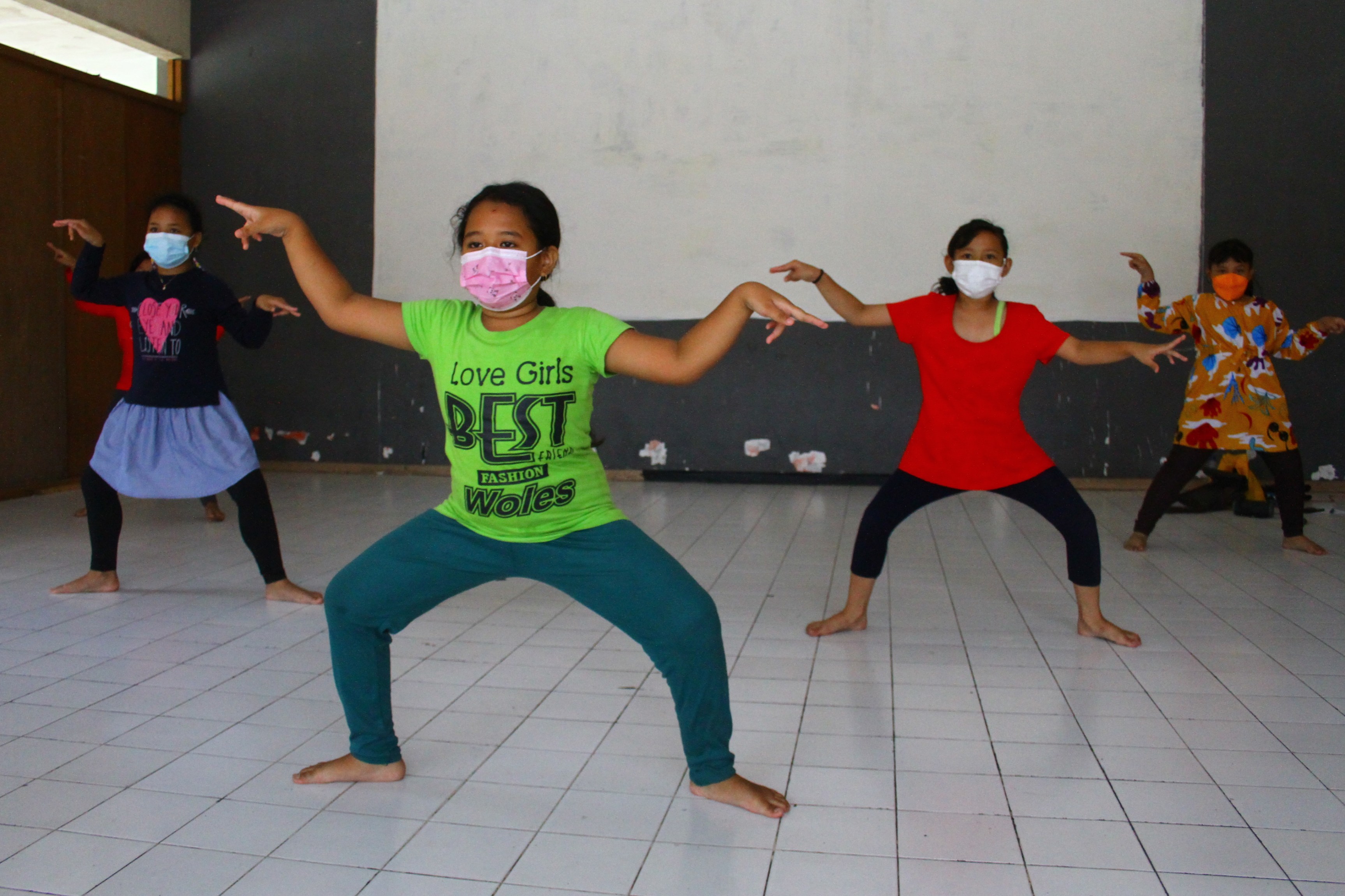Anak-anak melakukan latihan tari kreasi untuk mengisi waktu saat libur sekolah di Gedung Dewan Kesenian Malang, Jawa Timur.